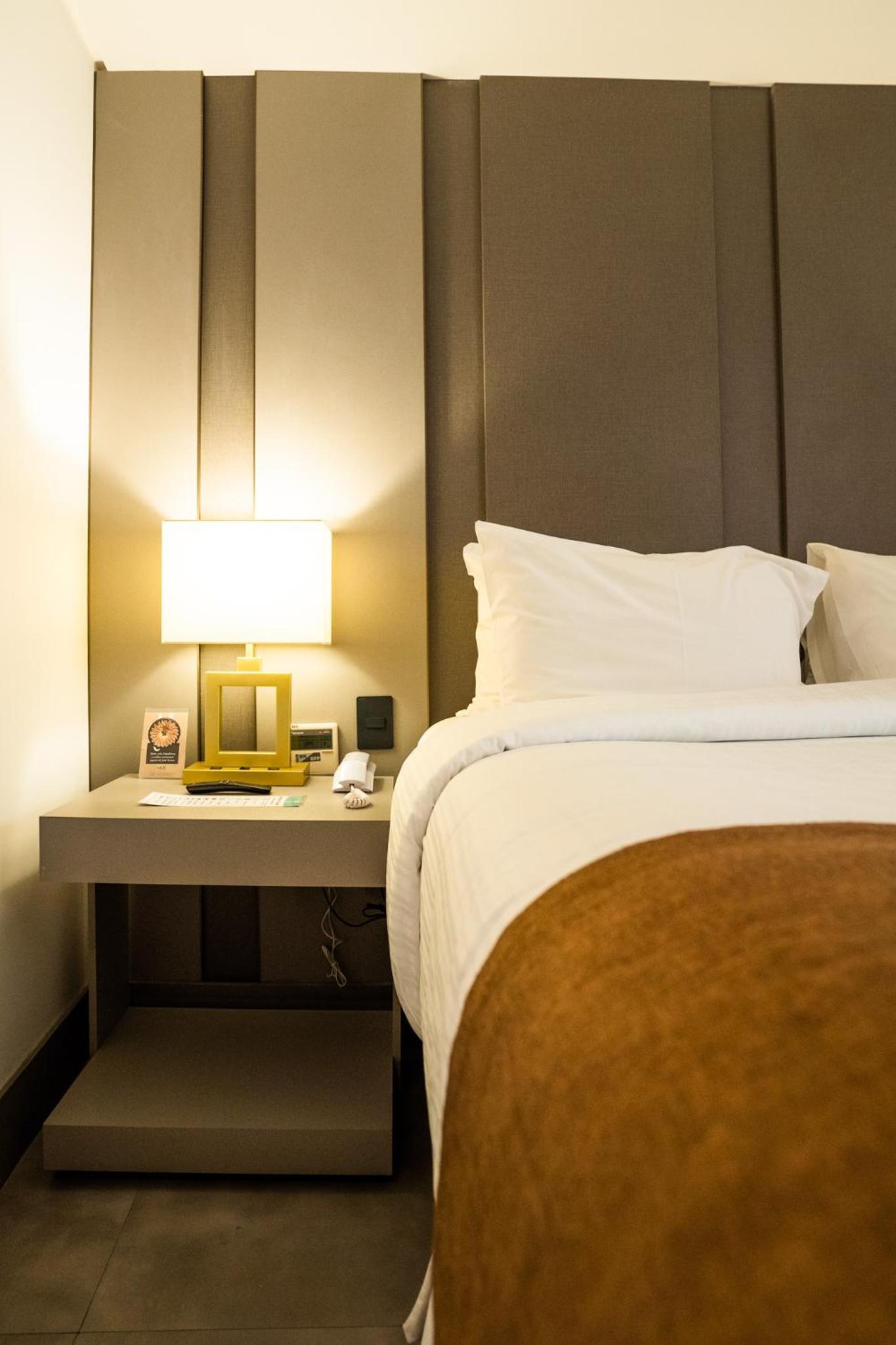Deluxe Double Room with Side Sea View - Photo 6