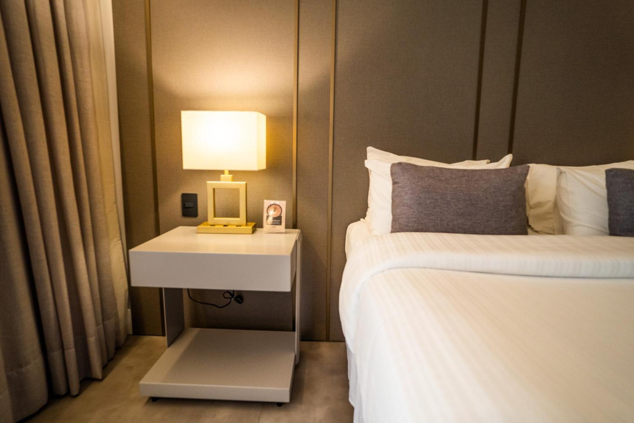 Deluxe Double Room with Side Sea View - Photo 7