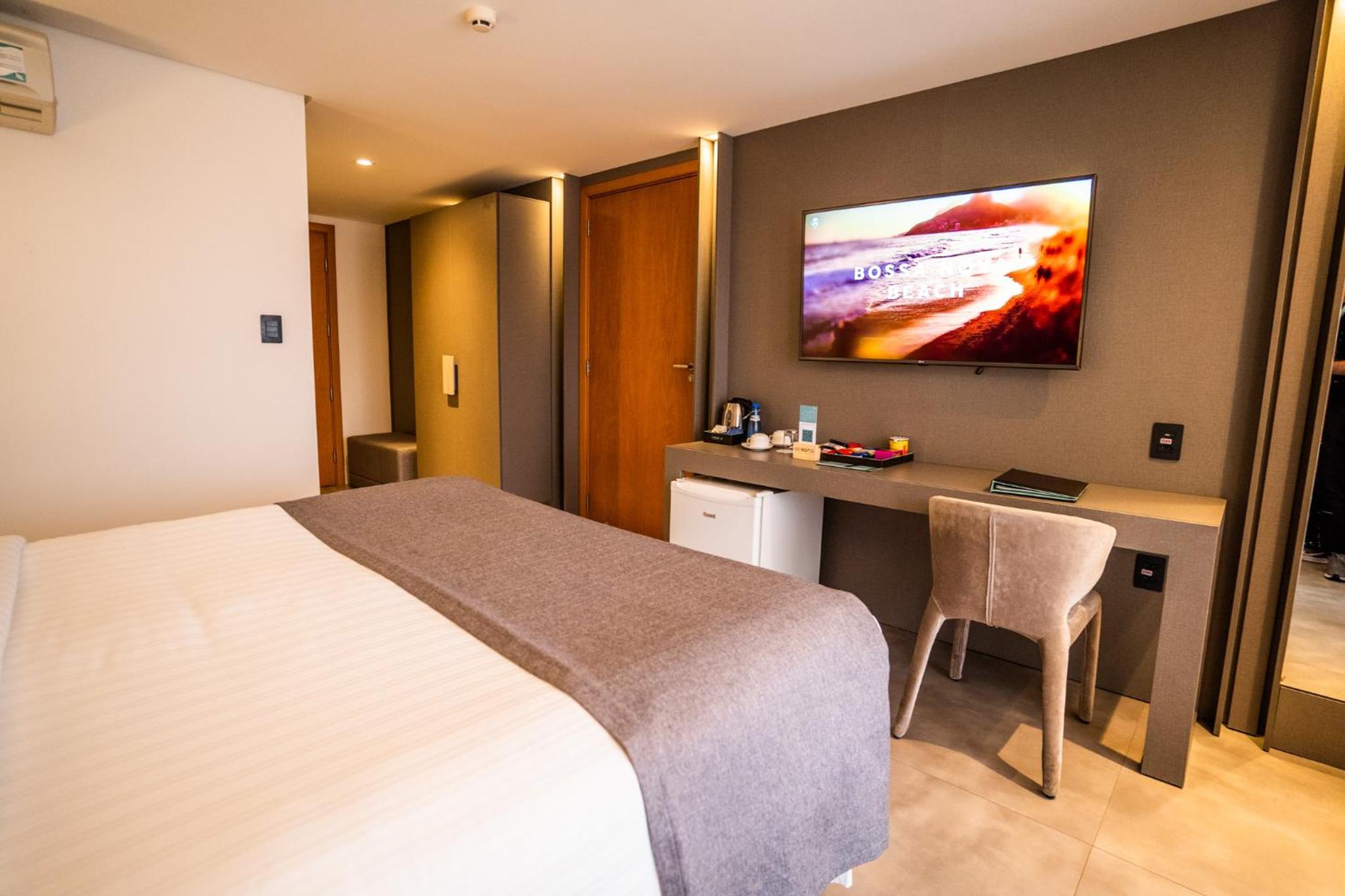 Deluxe Double Room with Side Sea View - Photo 9