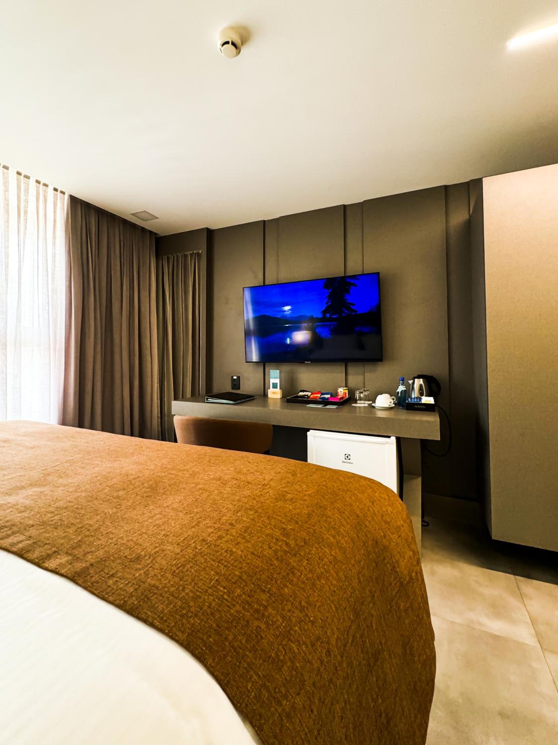 Deluxe Double Room with Side Sea View - Photo 10
