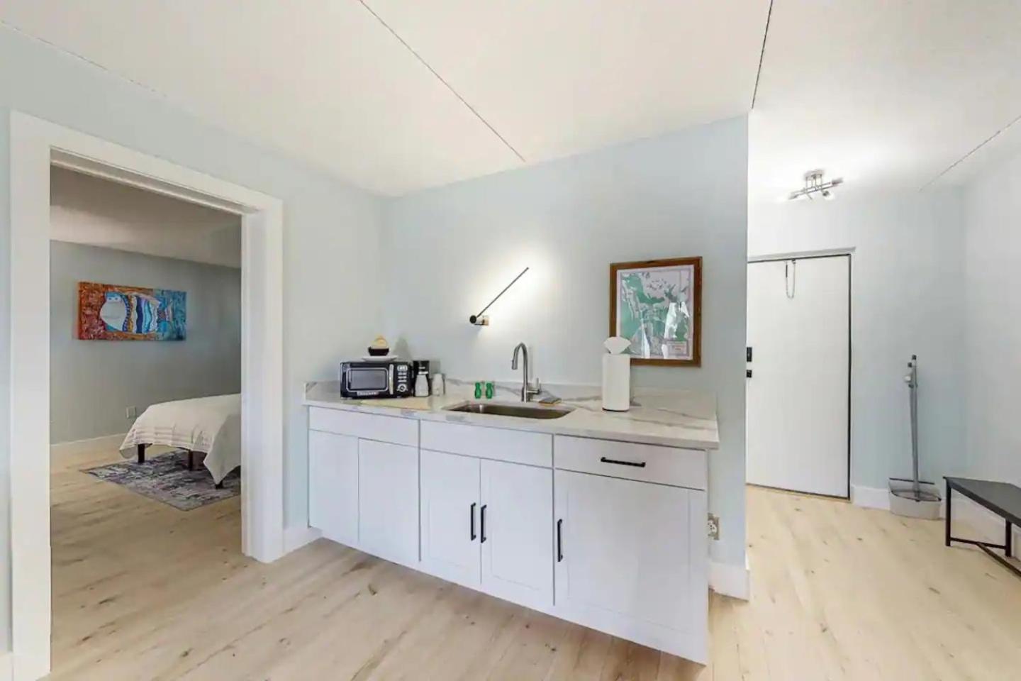 One-Bedroom Apartment photo 1