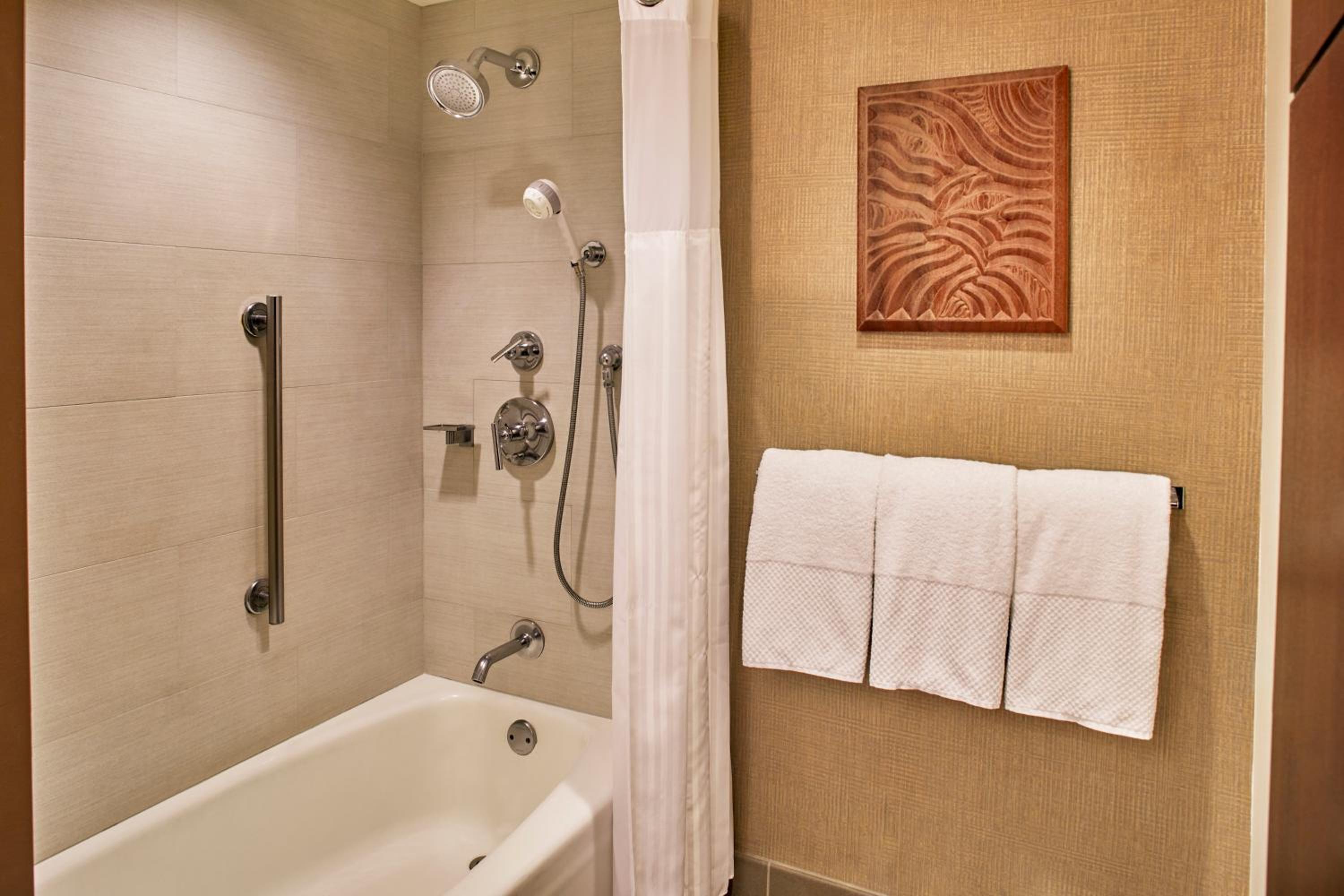 Ali’i Tower Corner Ocean Front with King Bed photo 3