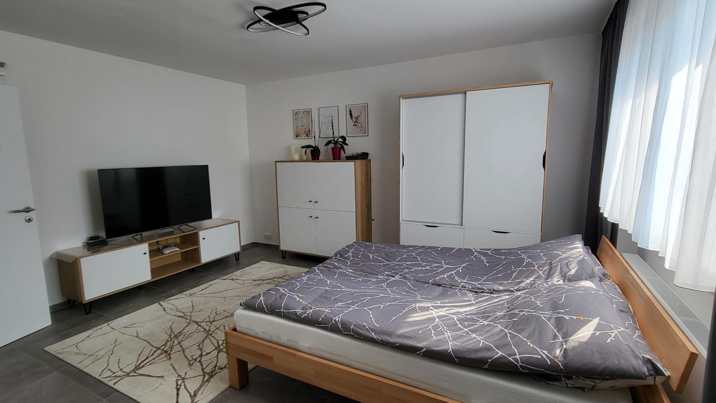 One-Bedroom Apartment photo 1