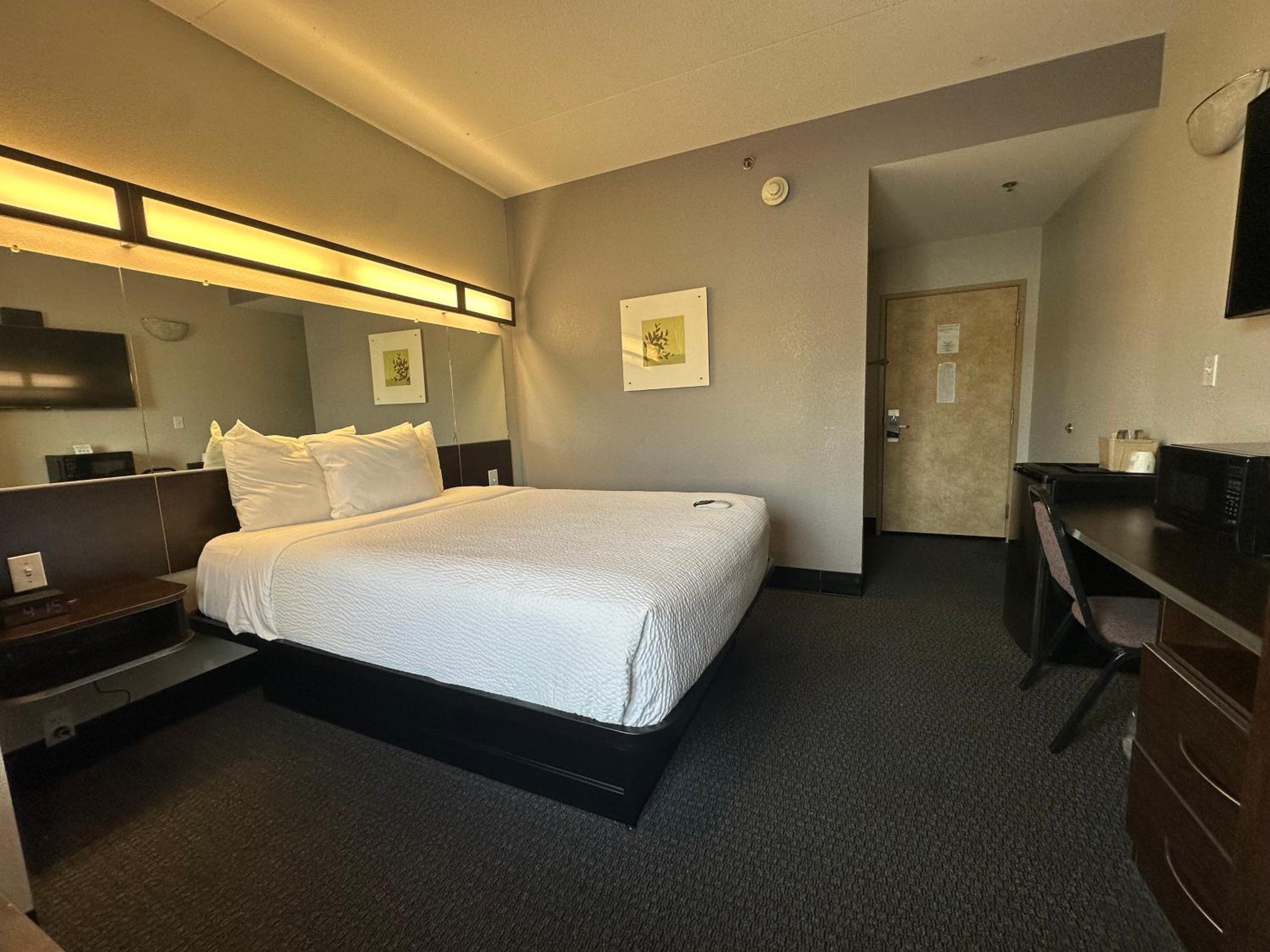 Queen Room - Non-Smoking - Photo 2