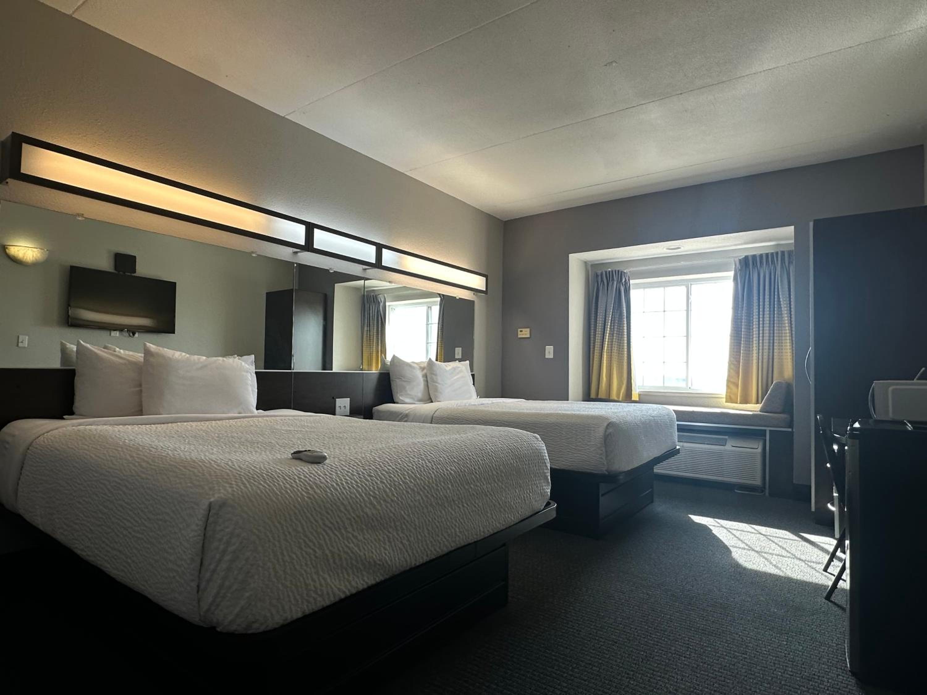 Queen Room with Two Queen Beds and River View - Non-Smoking - Photo 6
