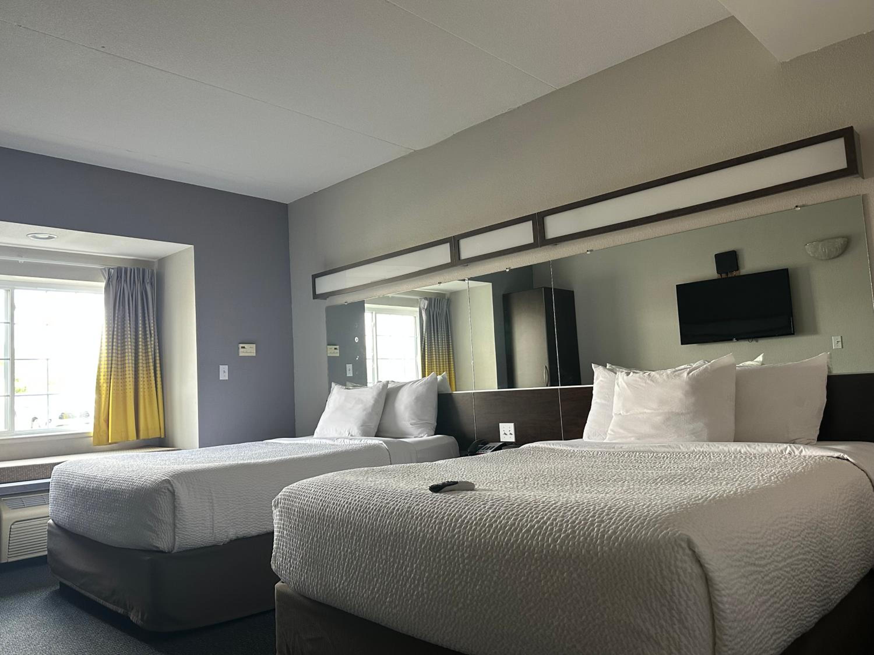 Queen Room with Two Queen Beds and River View - Non-Smoking - Photo 4