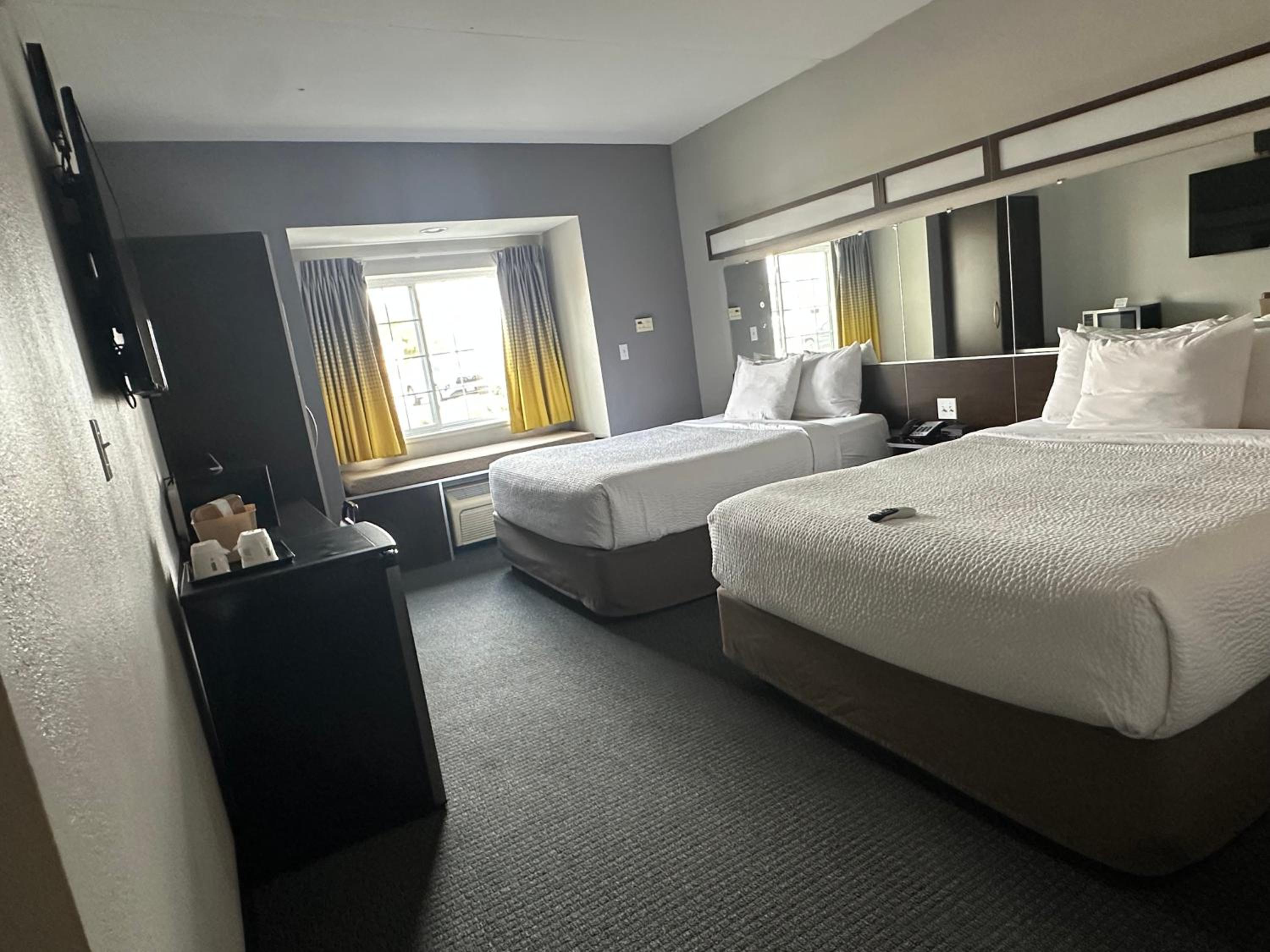 Queen Room with Two Queen Beds and River View - Non-Smoking - Photo 5