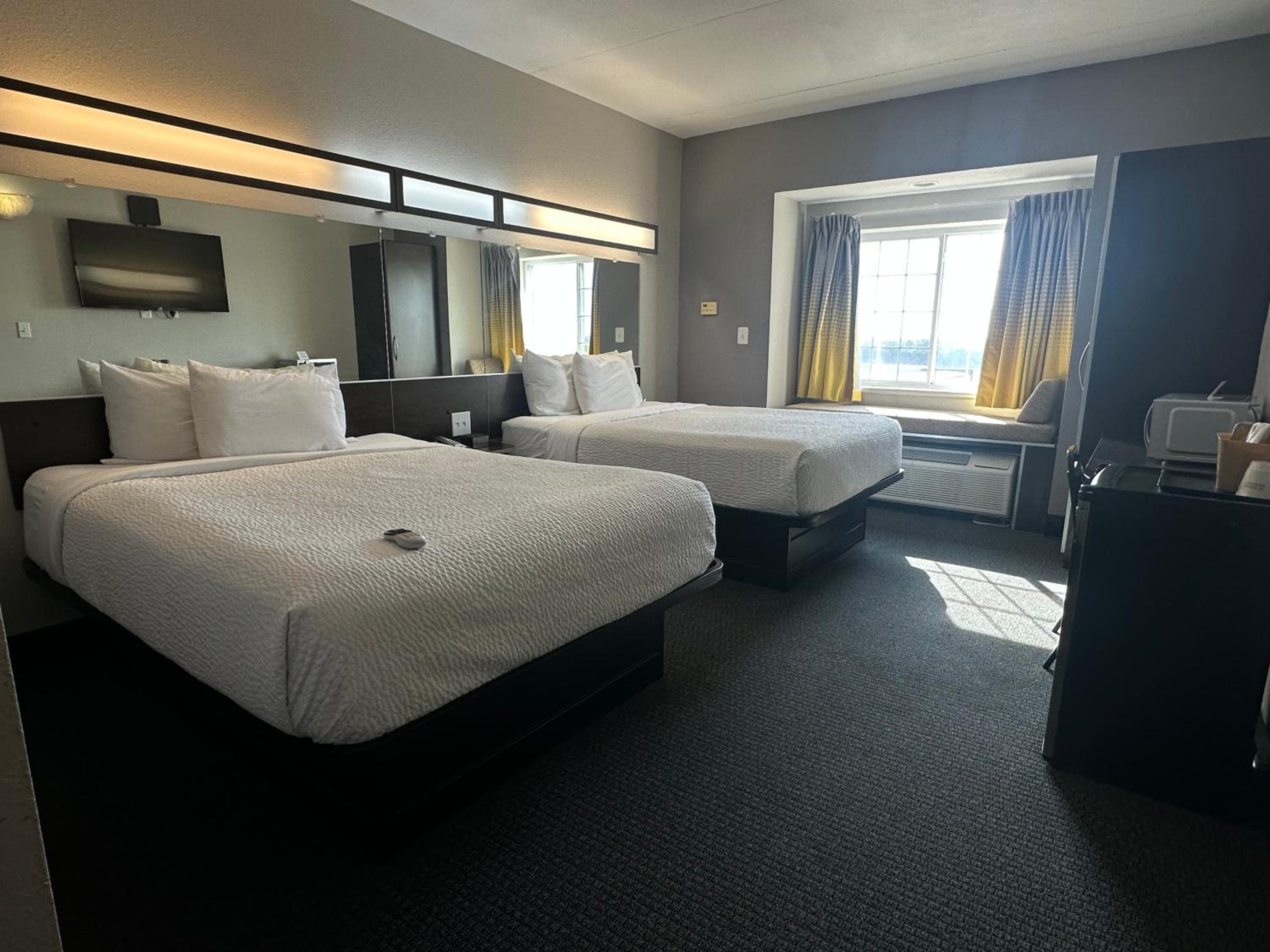 Queen Room with Two Queen Beds and River View - Non-Smoking - Photo 1