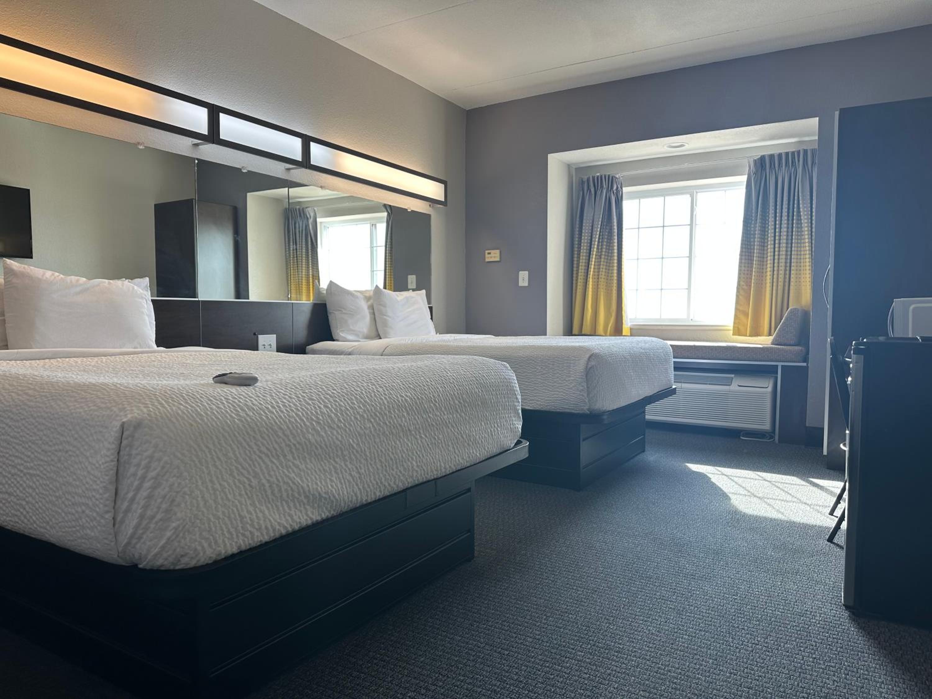 Queen Room with Two Queen Beds and River View - Non-Smoking - Photo 3
