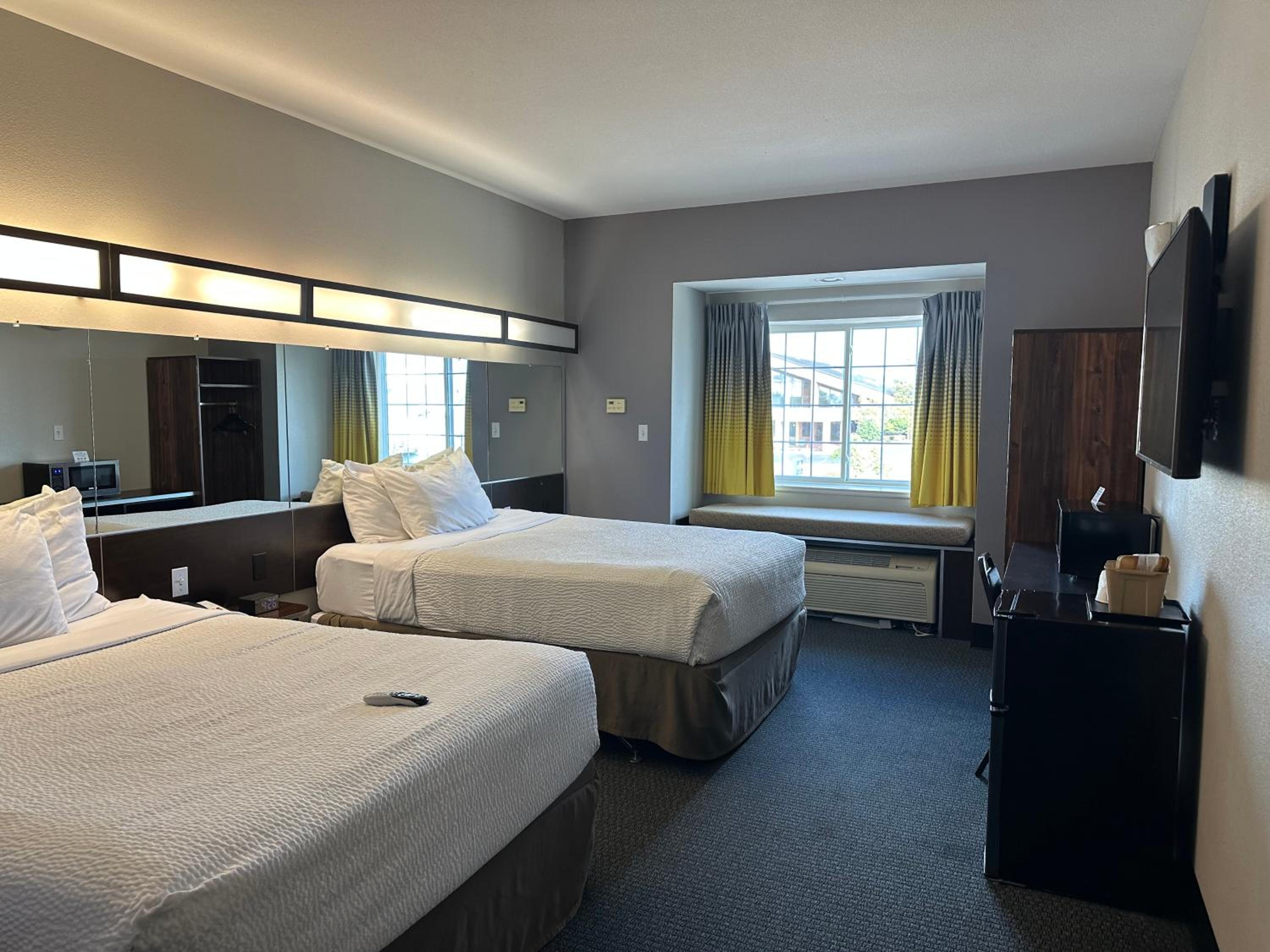 Queen Room with Two Queen Beds - Mobility Access/Non-Smoking - Photo 2