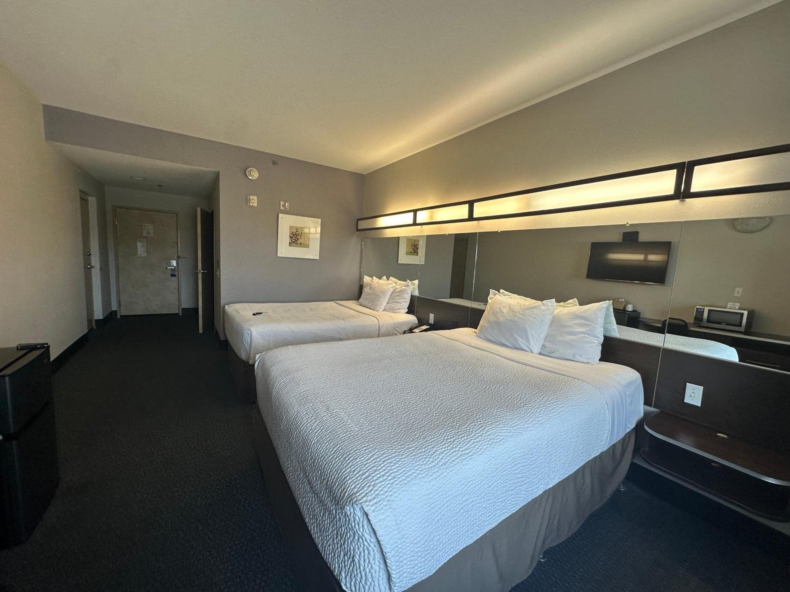 Queen Room with Two Queen Beds - Mobility Access/Non-Smoking - Photo 1