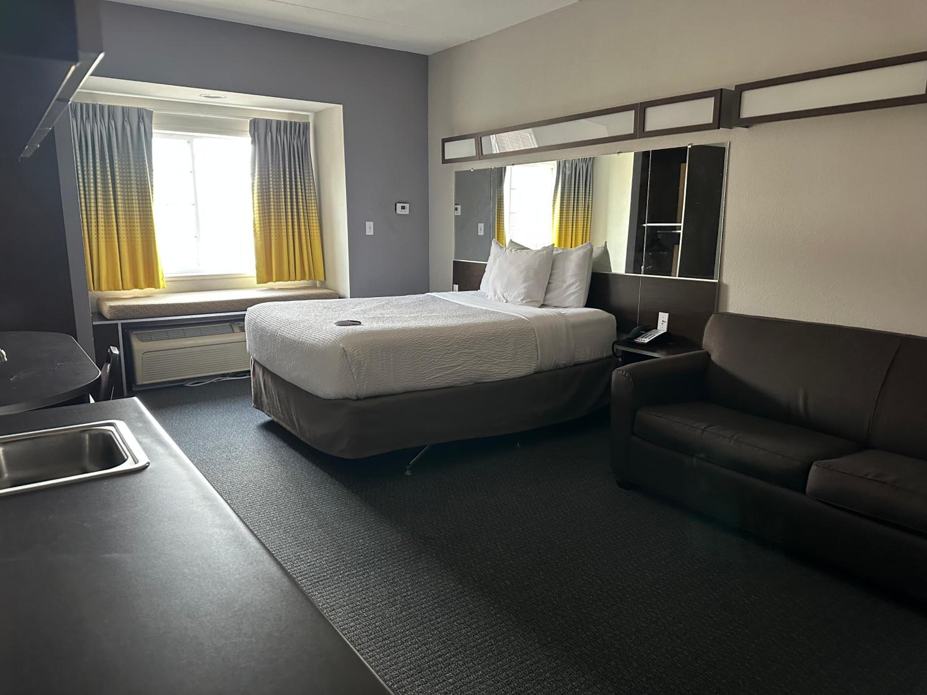 Queen Studio Suite - Mobility Access/Non-Smoking - Photo 2