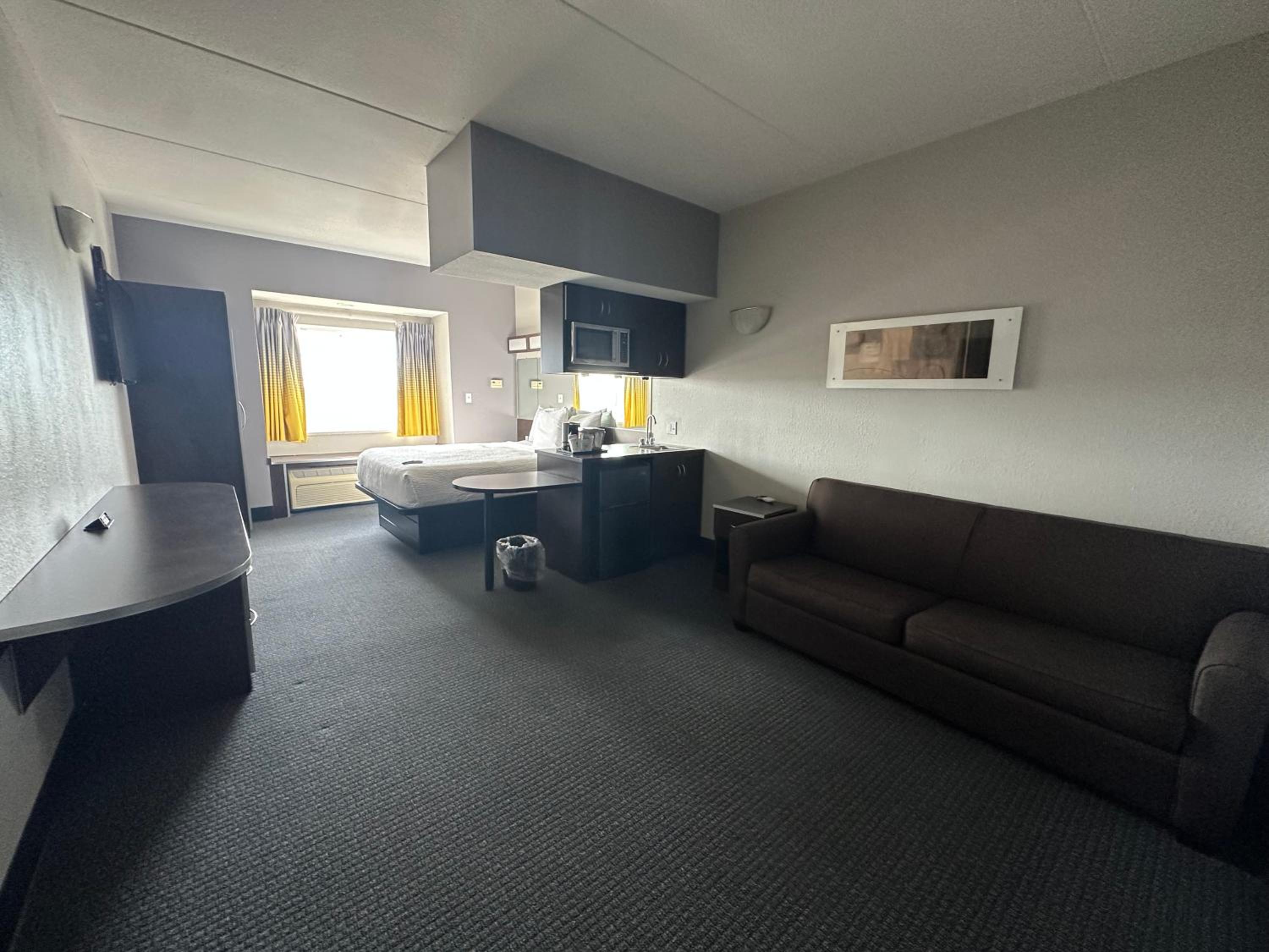 Queen Studio Suite - Non-Smoking - Photo 1