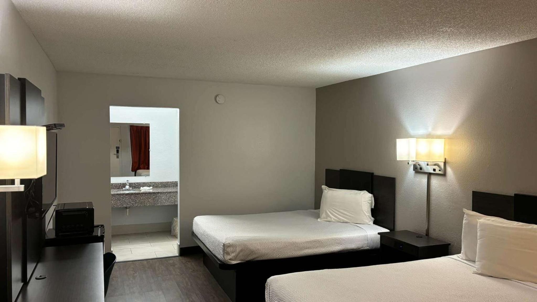 Queen Room with Two Queen Beds - Non-Smoking - Photo 1