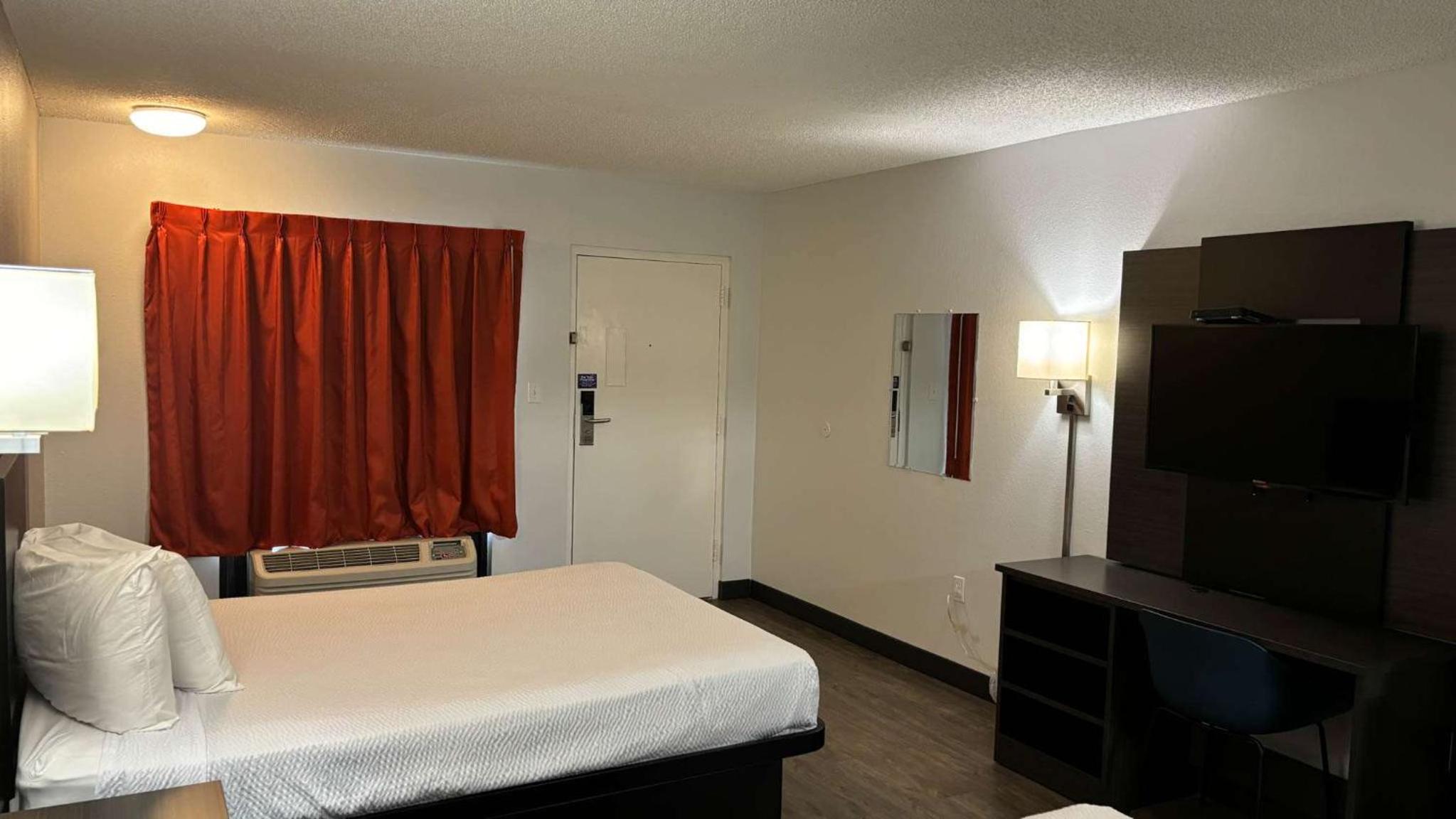 Queen Room with Two Queen Beds - Smoking - Photo 2