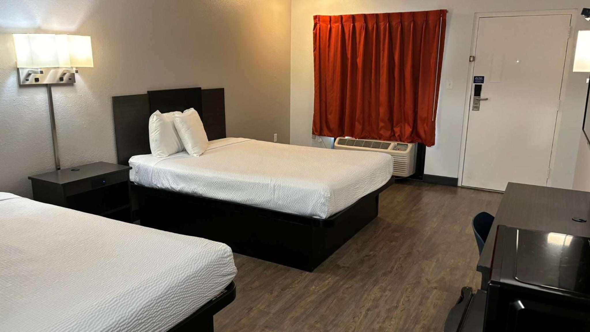 Queen Room with Two Queen Beds - Non-Smoking - Photo 2