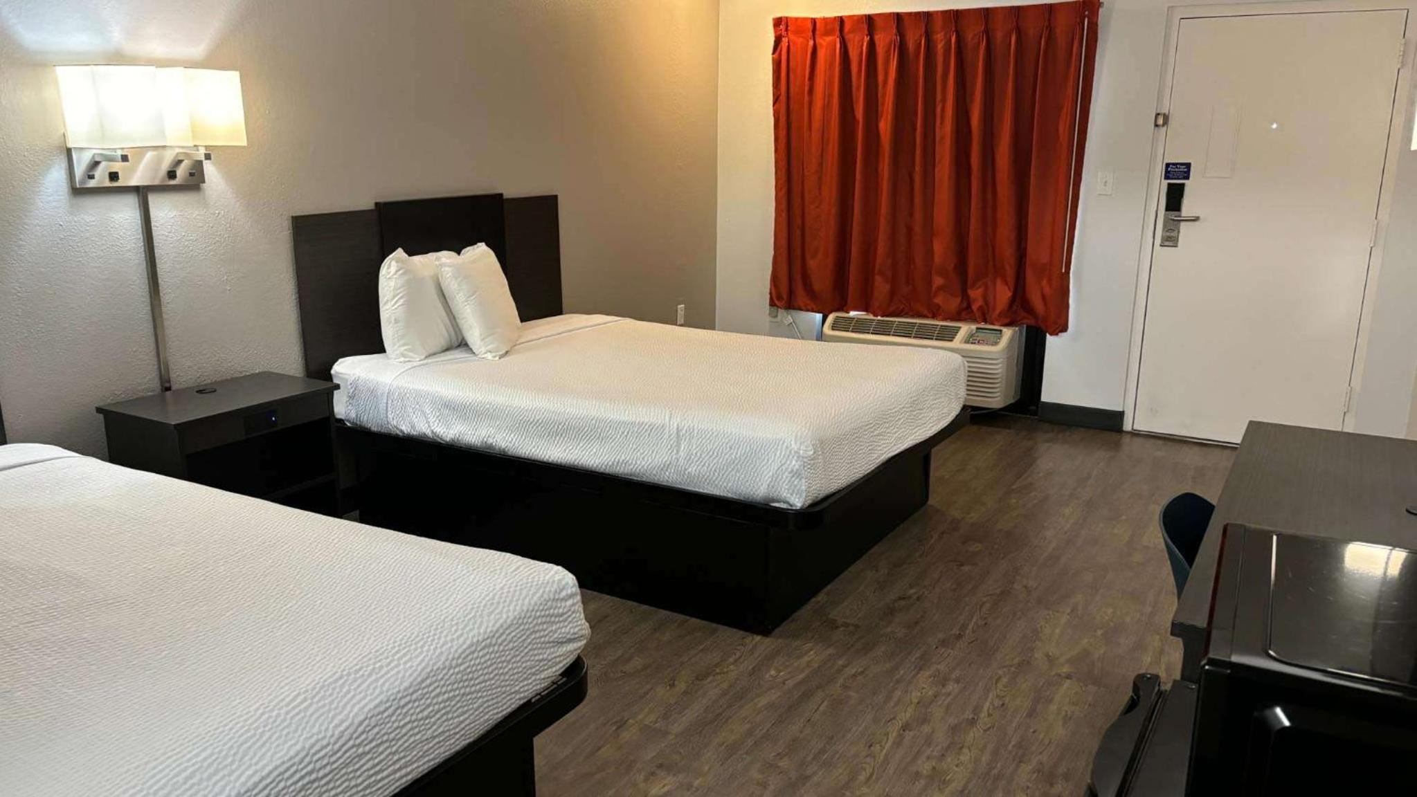 Queen Room with Two Queen Beds - Non-Smoking - Photo 3