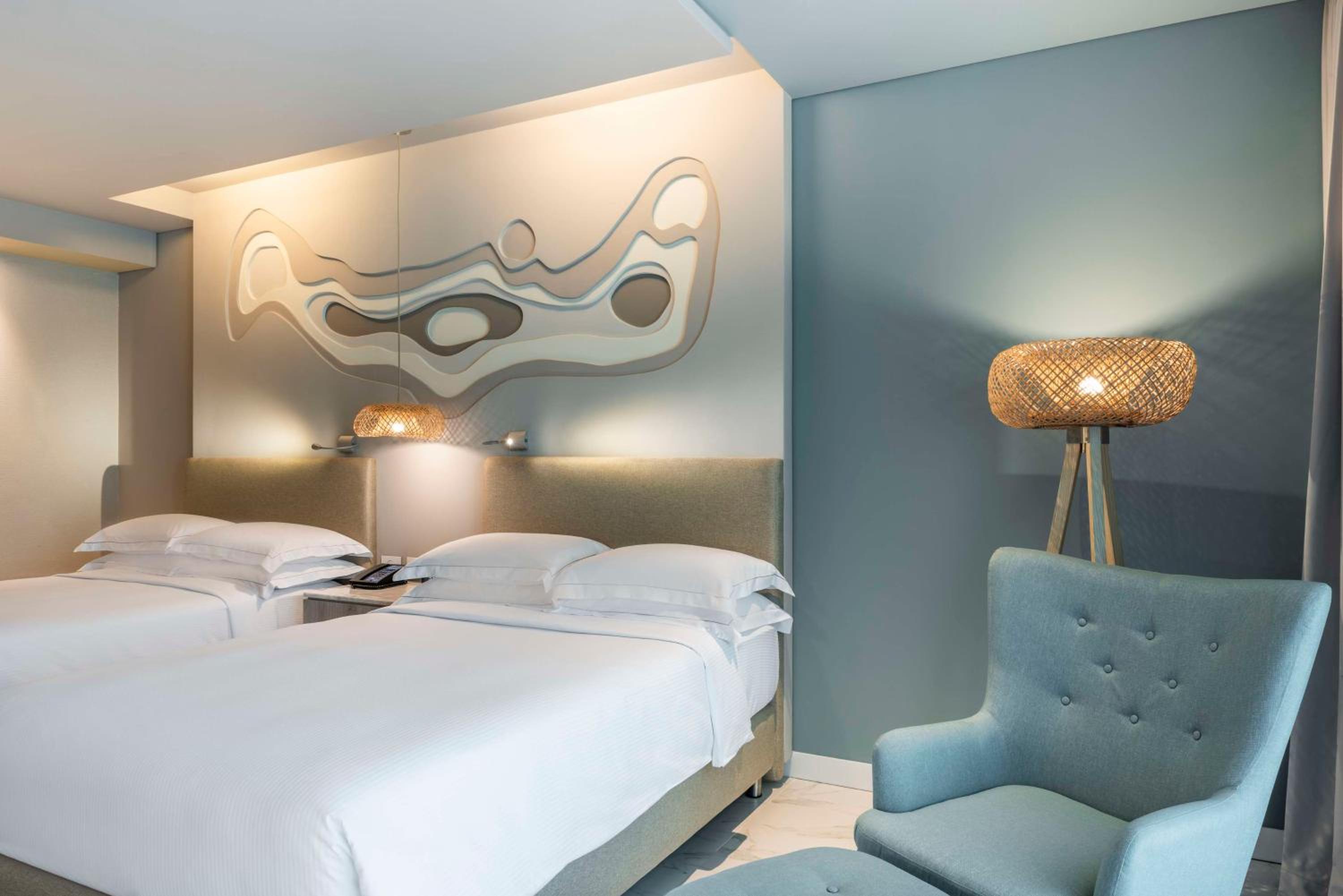 Premium Double Room with Two Double Beds, Balcony and Ocean View photo 3
