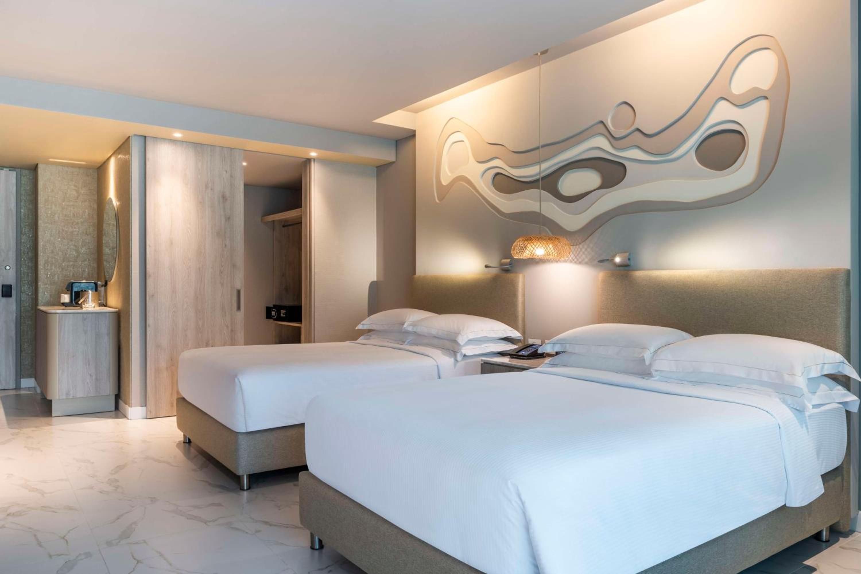 Premium Double Room with Two Double Beds, Balcony and Ocean View photo 1