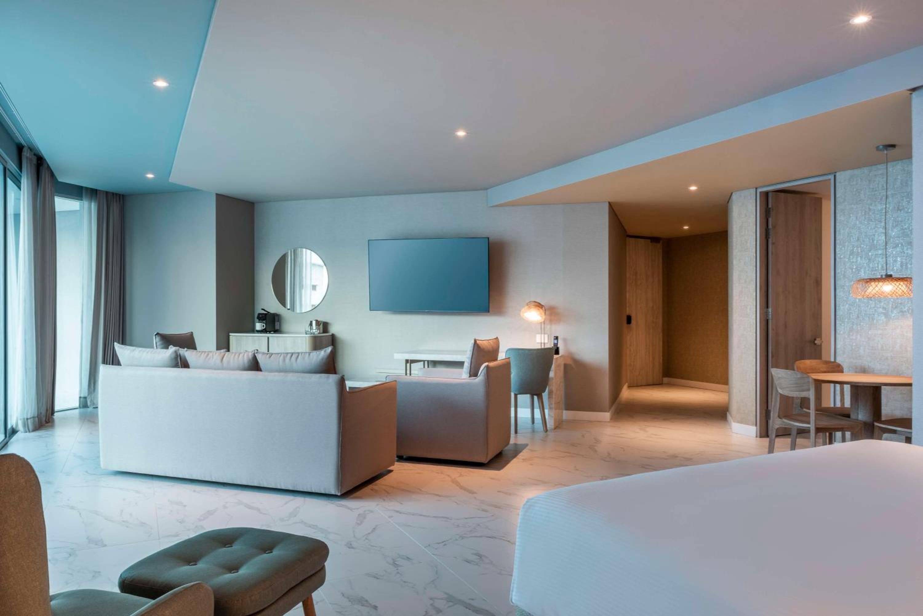 Junior Suite with One King Bed and Balcony - Ocean View  photo 3