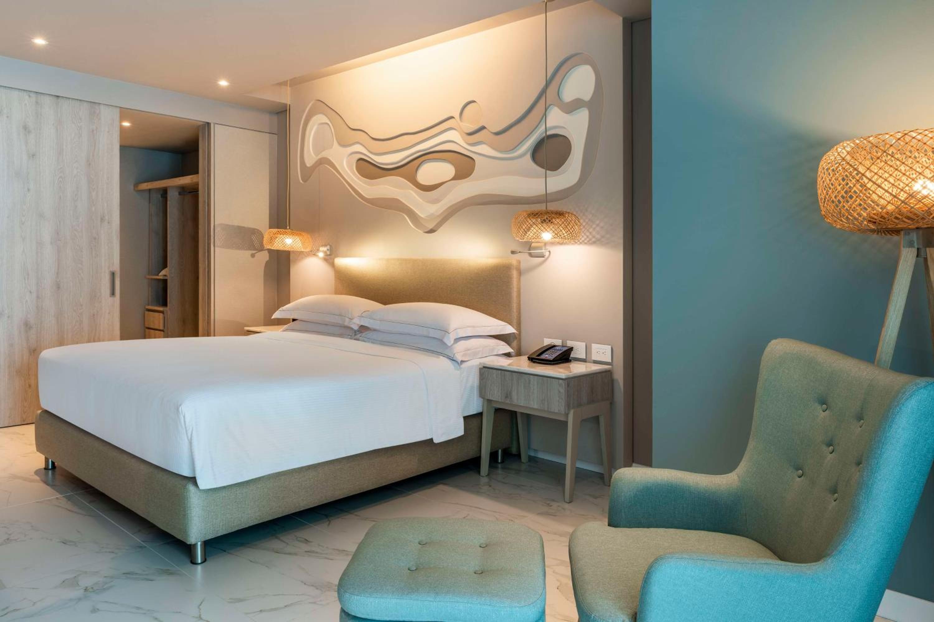 Deluxe King Room with Sofa Bed and Balcony - City View photo 1