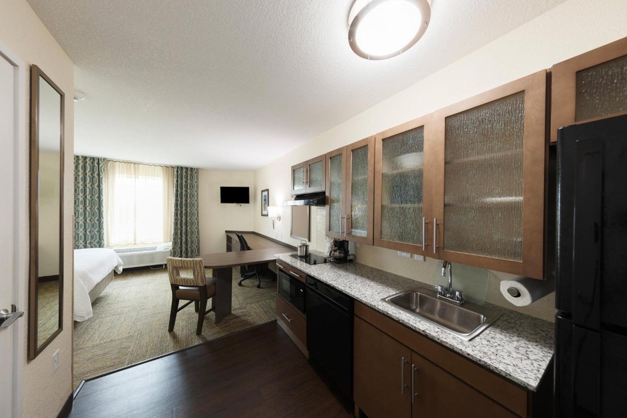 King Studio Suite with Bath Tub - Mobility Access - Photo 3