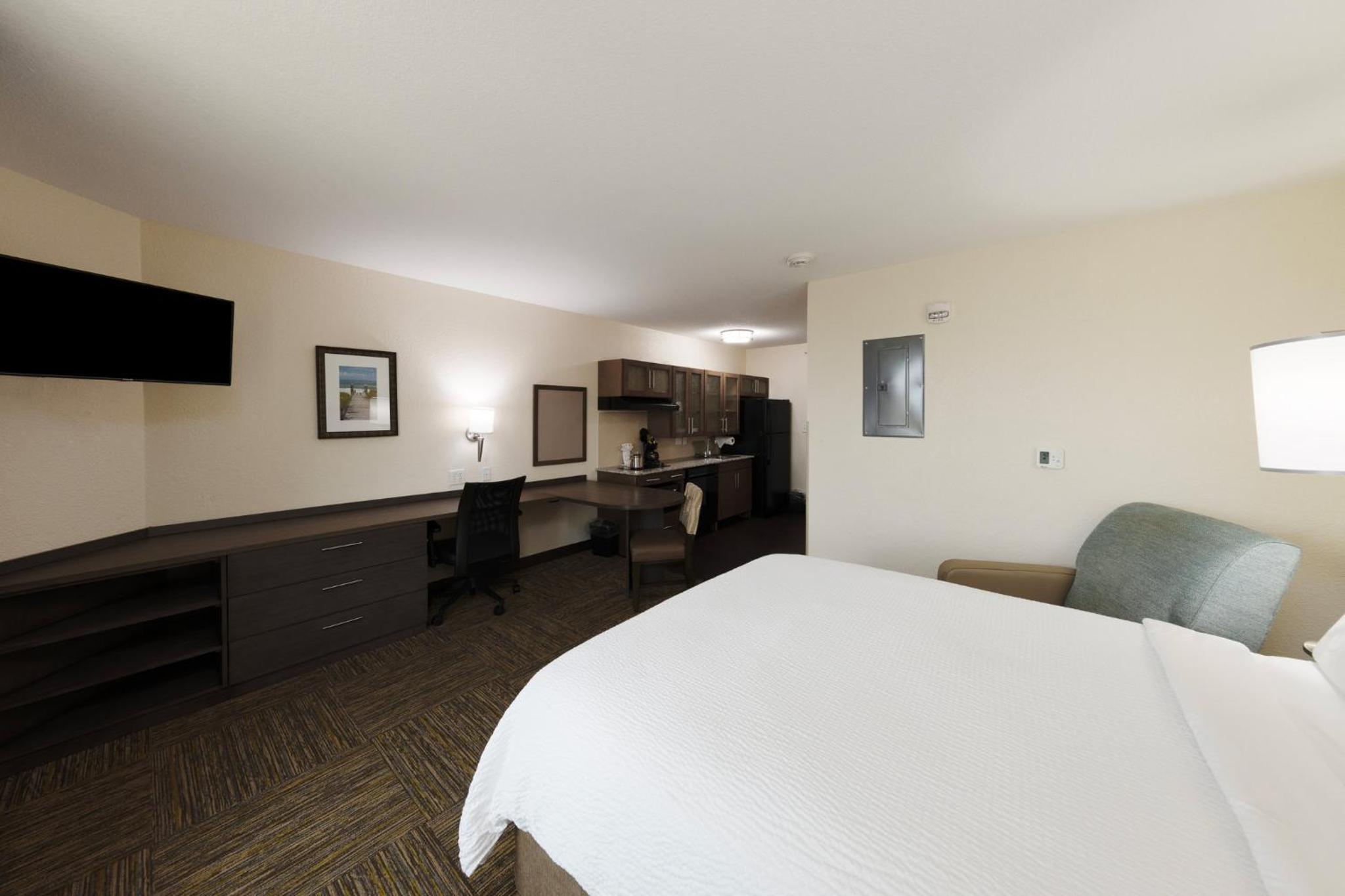 King Studio Suite with Bath Tub - Mobility Access - Photo 2