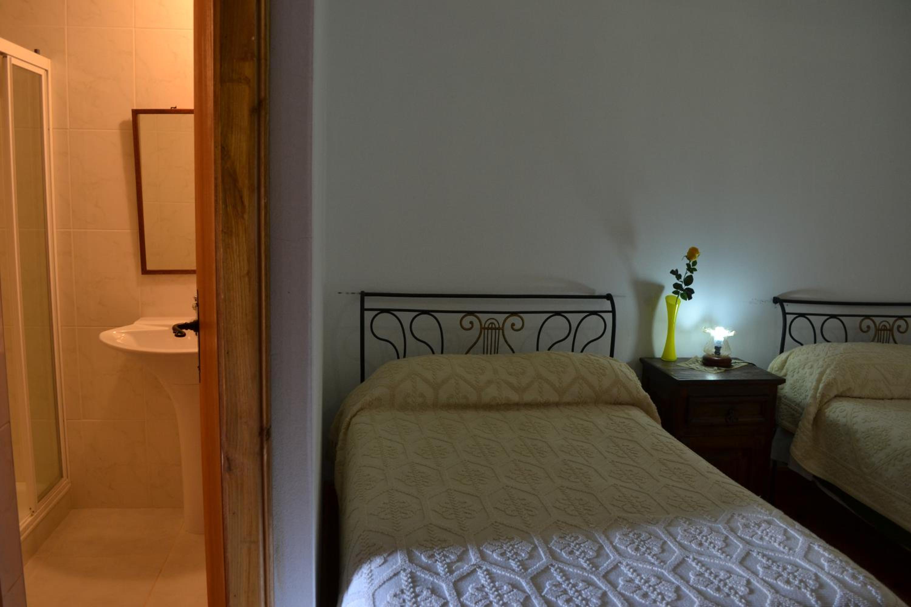 Double Room with Private Bathroom photo 2