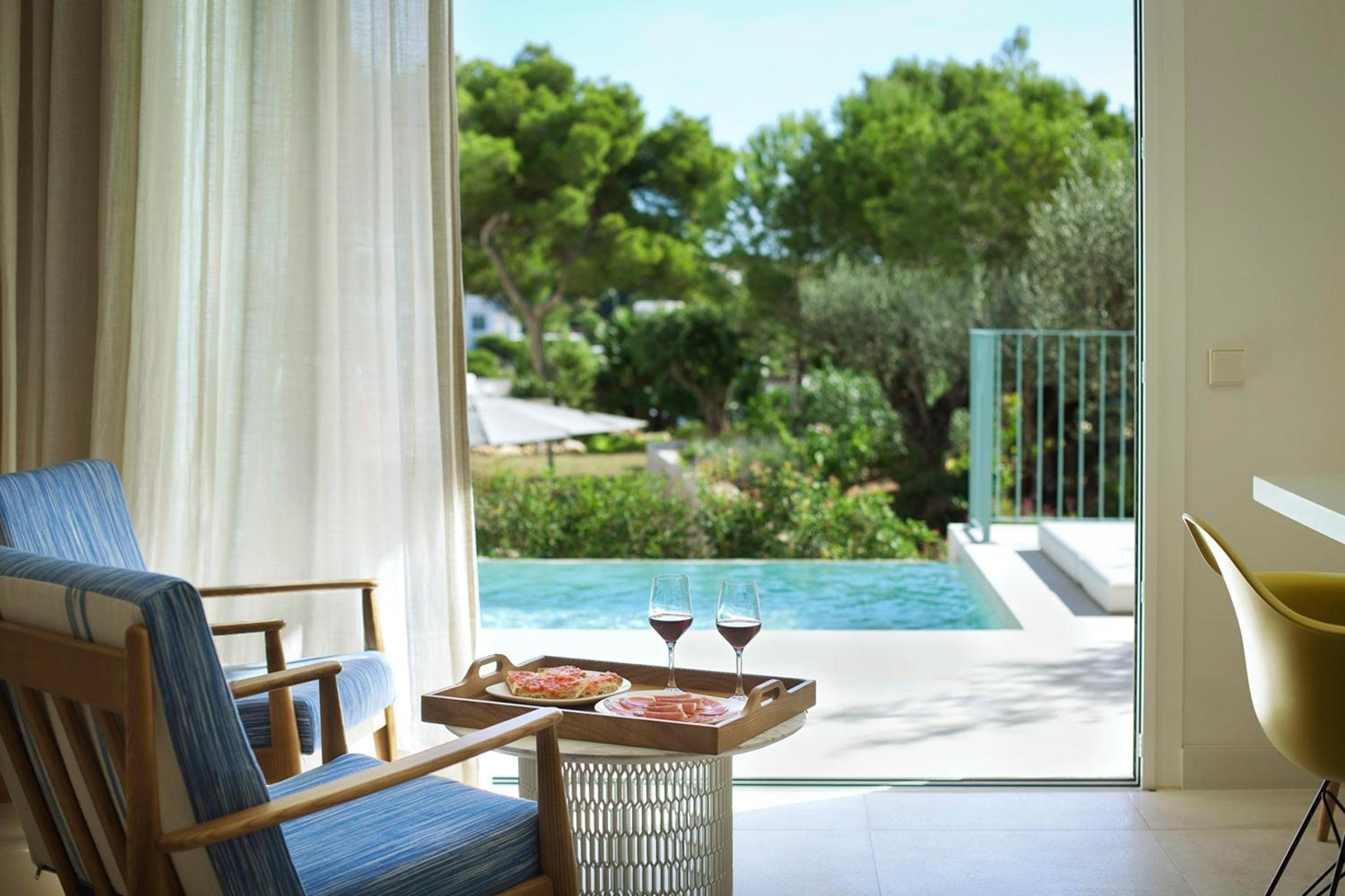 Suite Junior con Acceso Directo a la Piscina