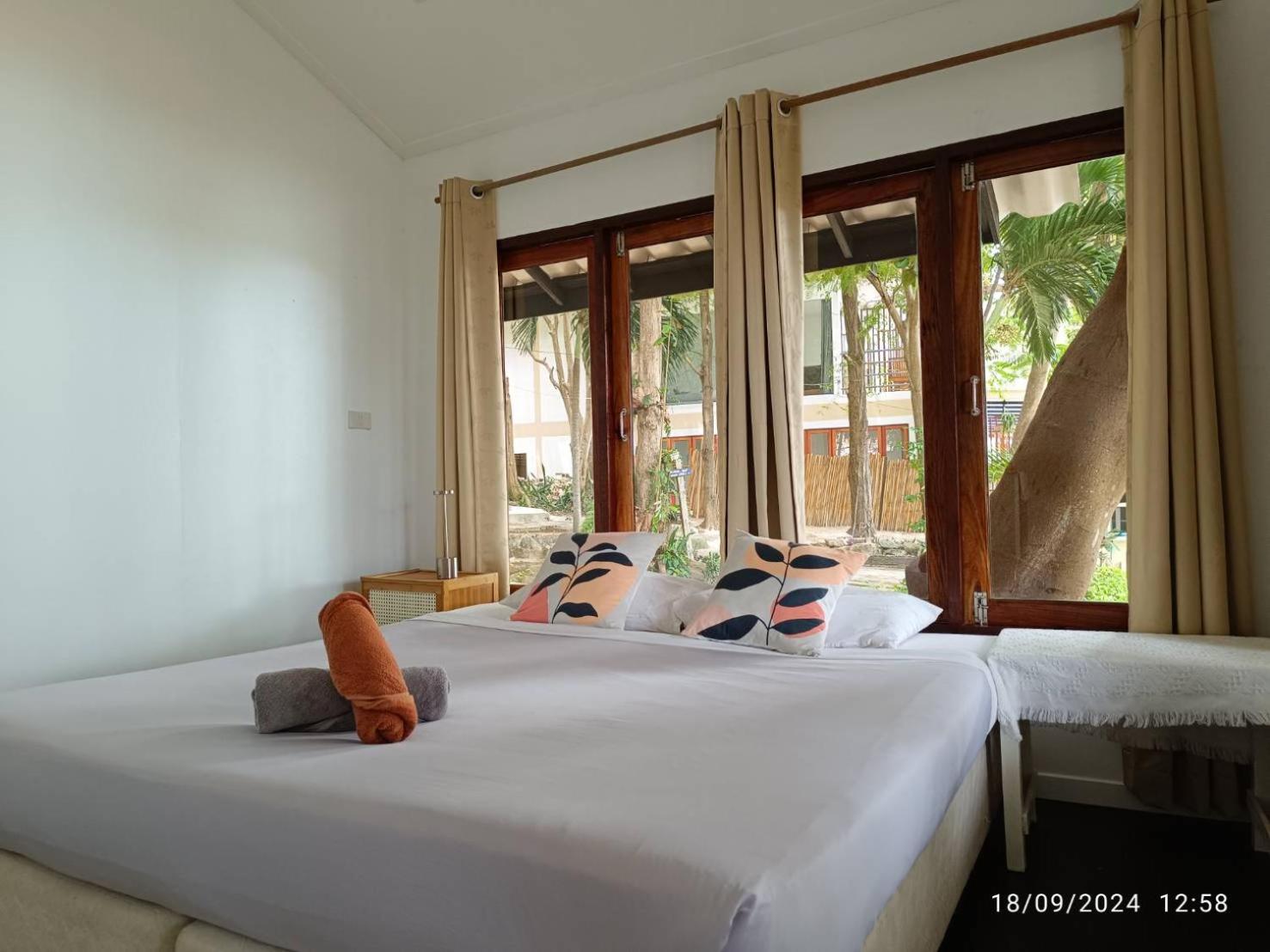 Queen Room with Sea View - Photo 17