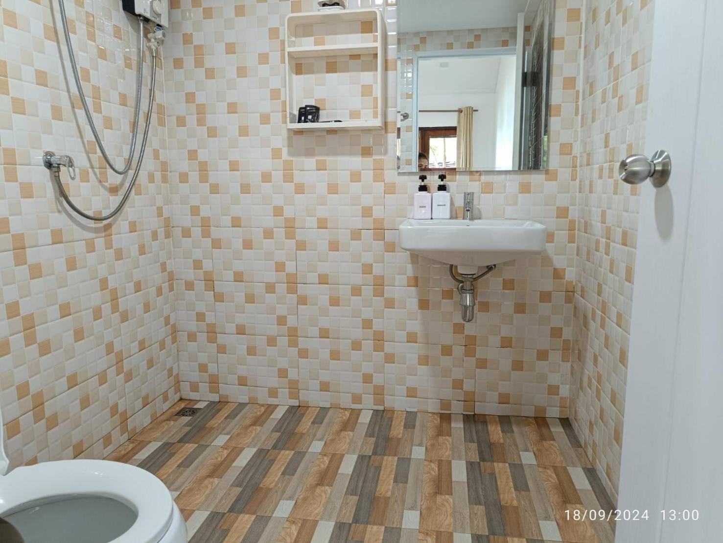 Queen Room with Sea View - Photo 10