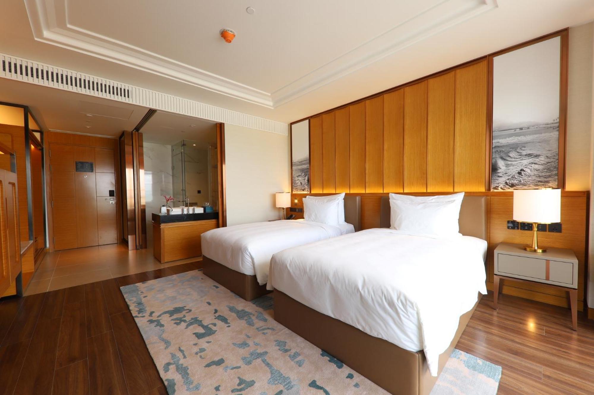 ​Premium Bayview Twin Room - Photo 3