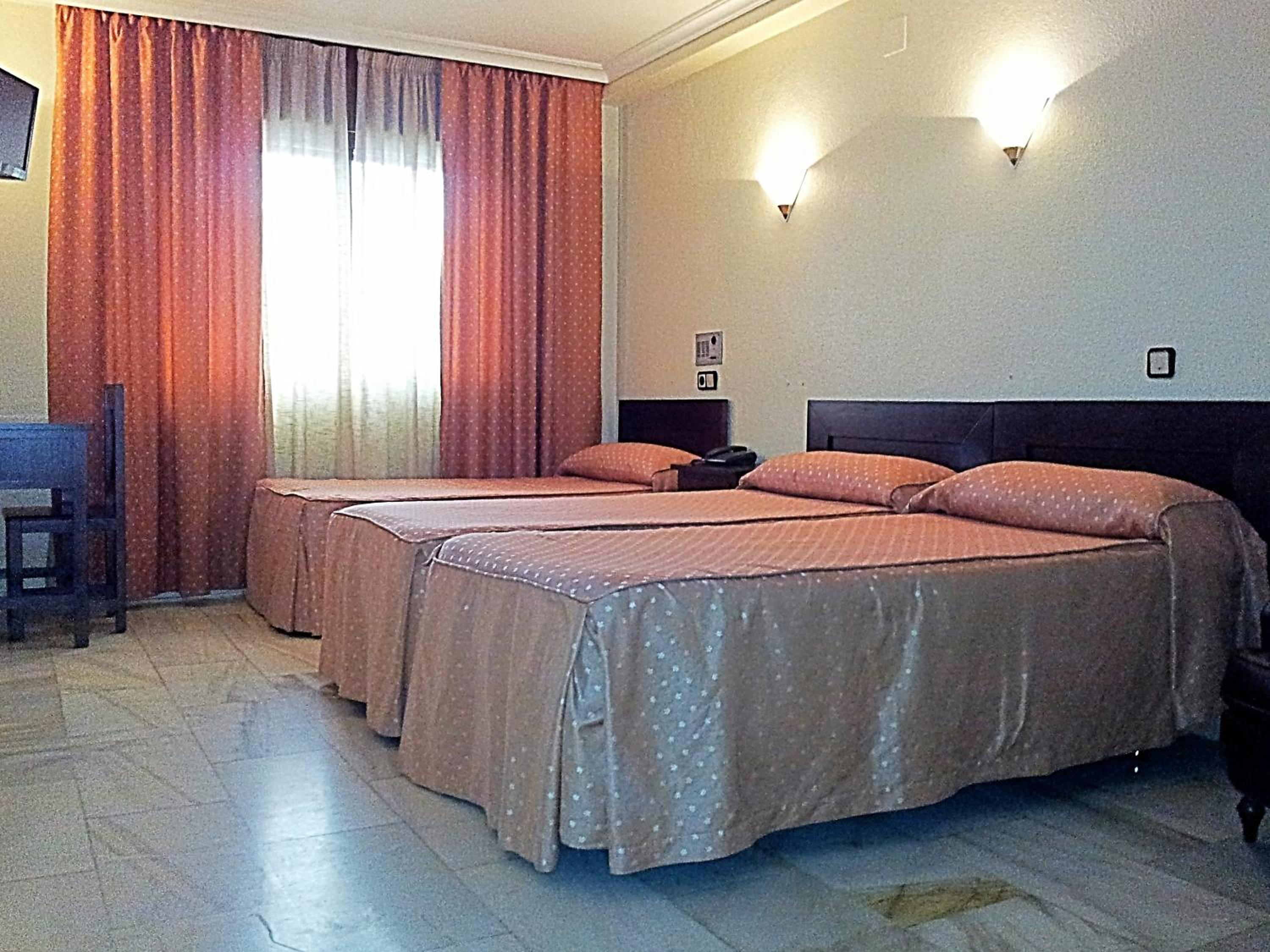 Double Room (2 Adults + 1 Child ) - Photo 4