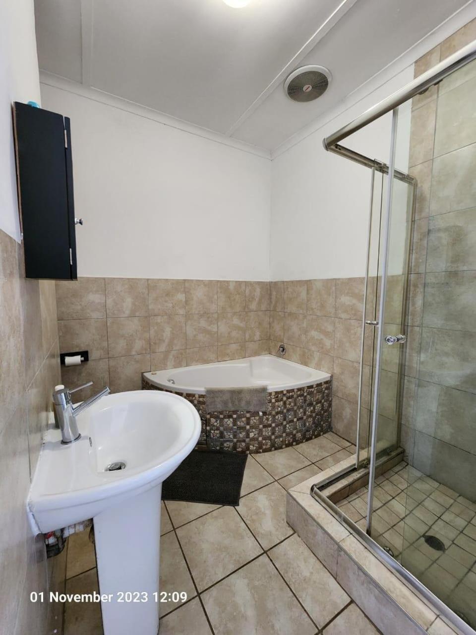Standard Double Room - Photo 3