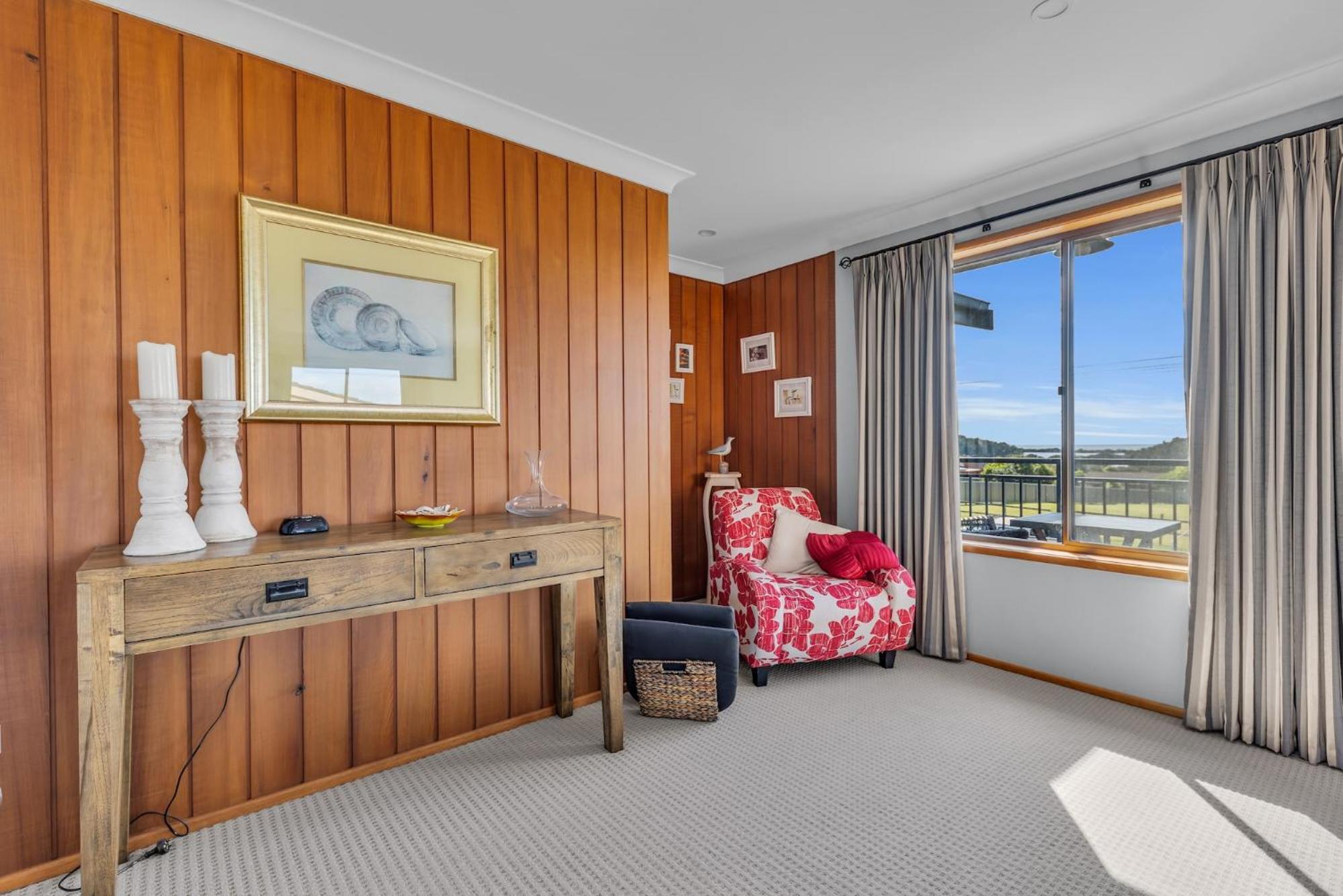 Three-Bedroom Apartment with Lake View photo 2