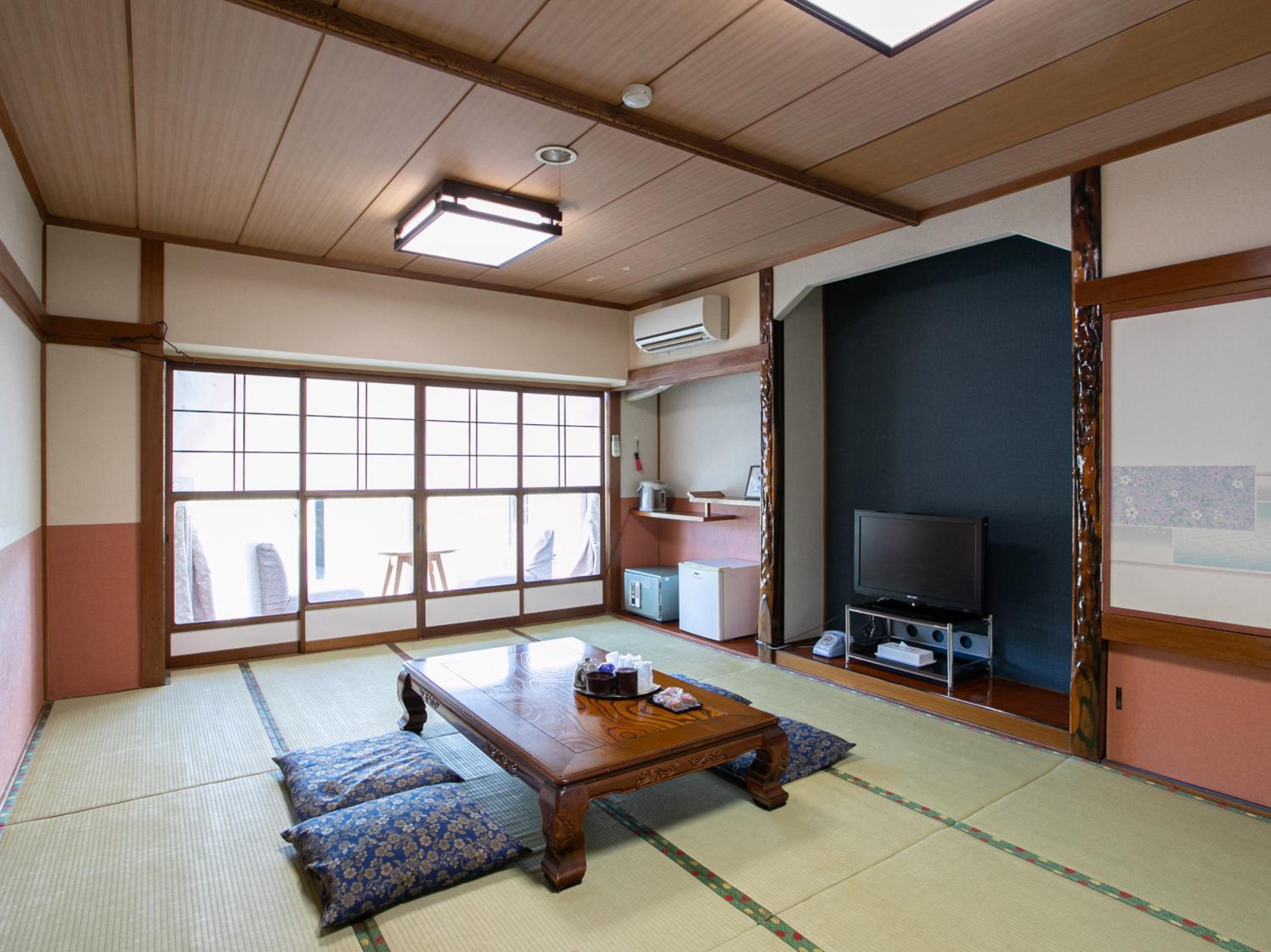 Quadruple Room with Shared Bathroom photo 2