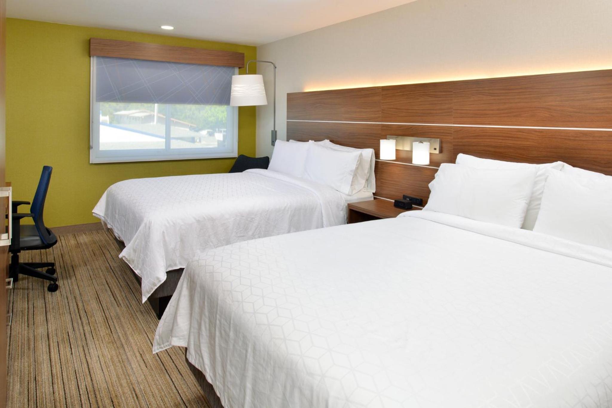 Standard Room with Two Queen Beds - Photo 3