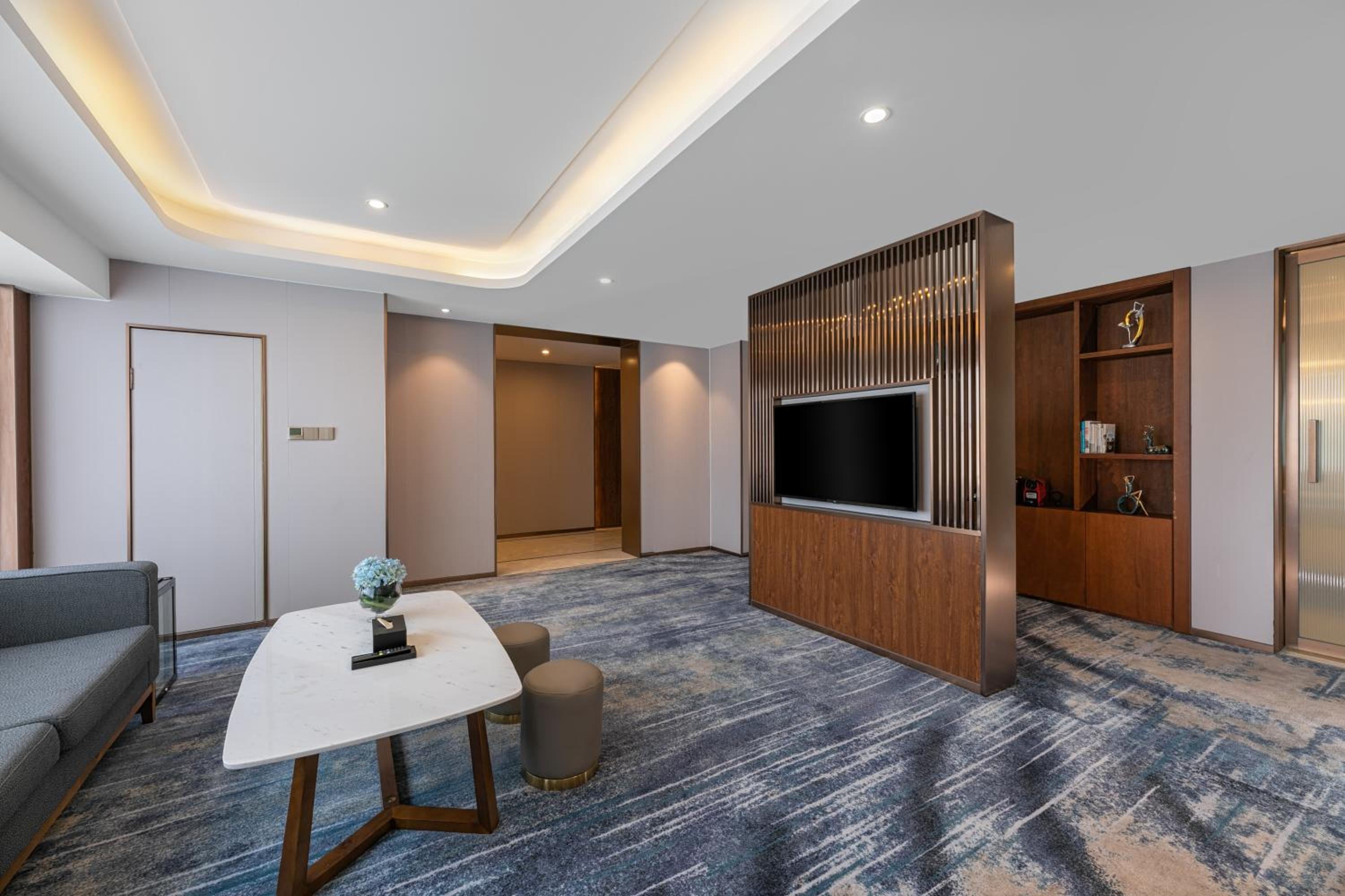 Queen Suite With Spa Bath photo 3