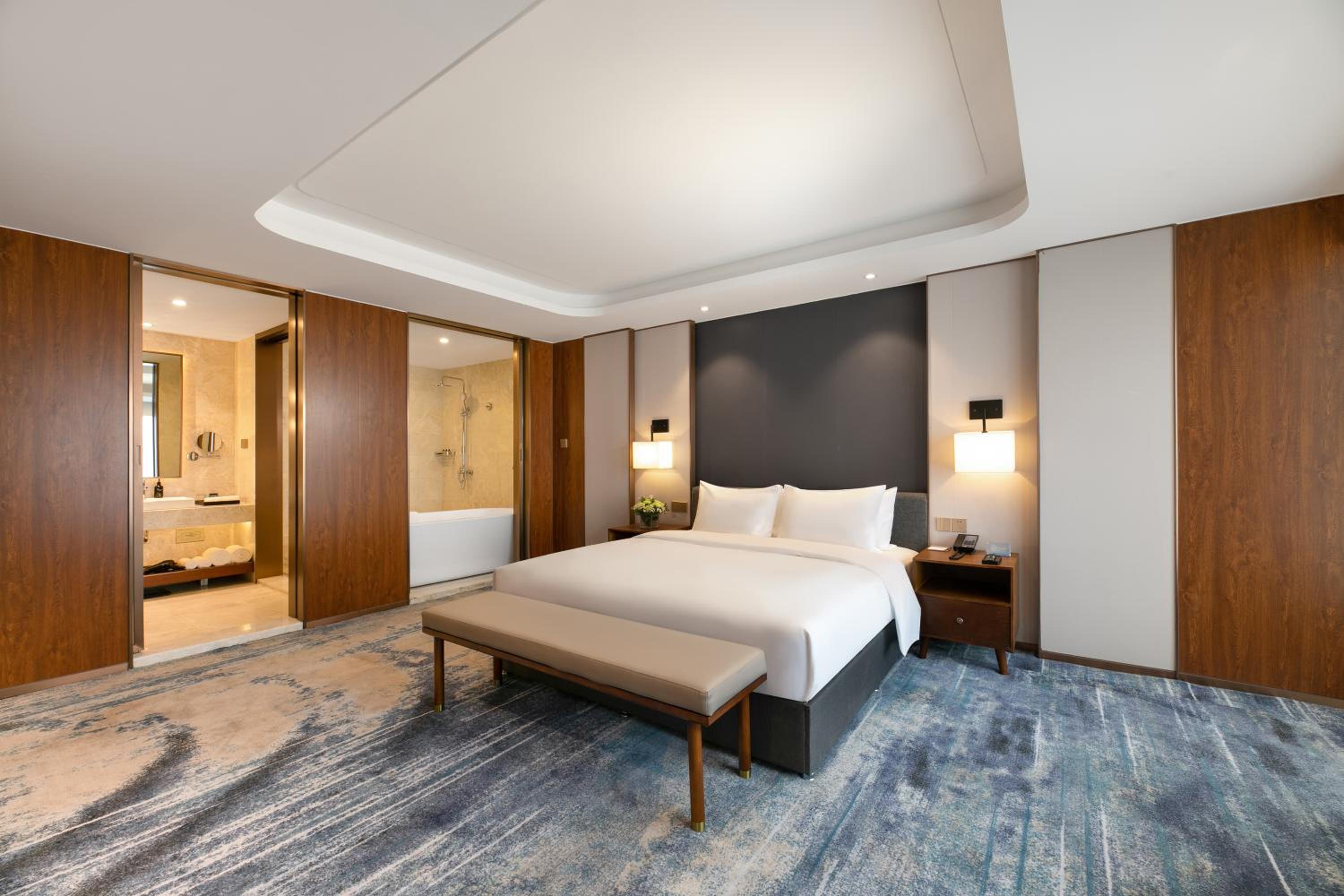 Queen Suite With Spa Bath photo 2