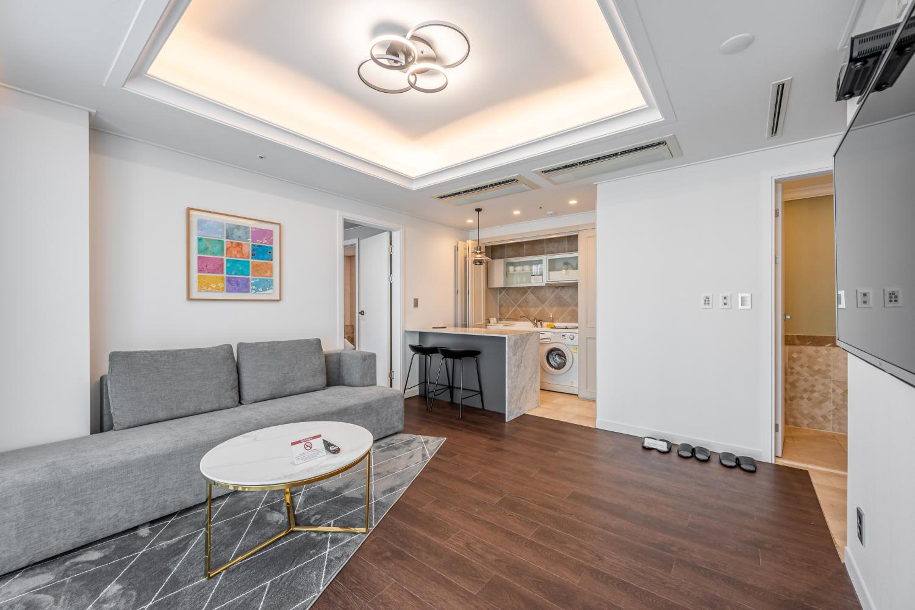Suite - Photo 3