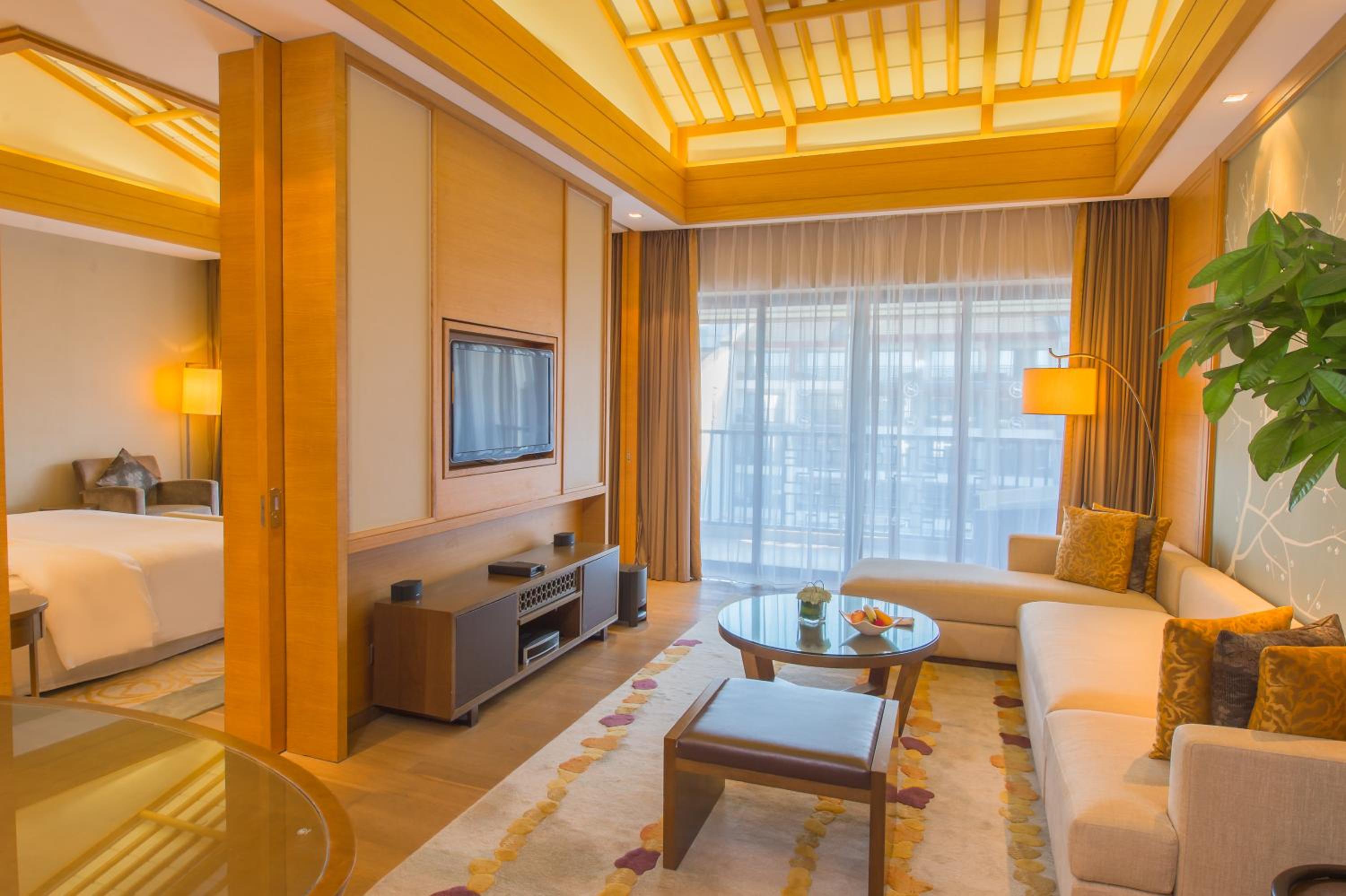 Deluxe Suite, Concierge lounge access, 1 Bedroom Suite - Photo 1