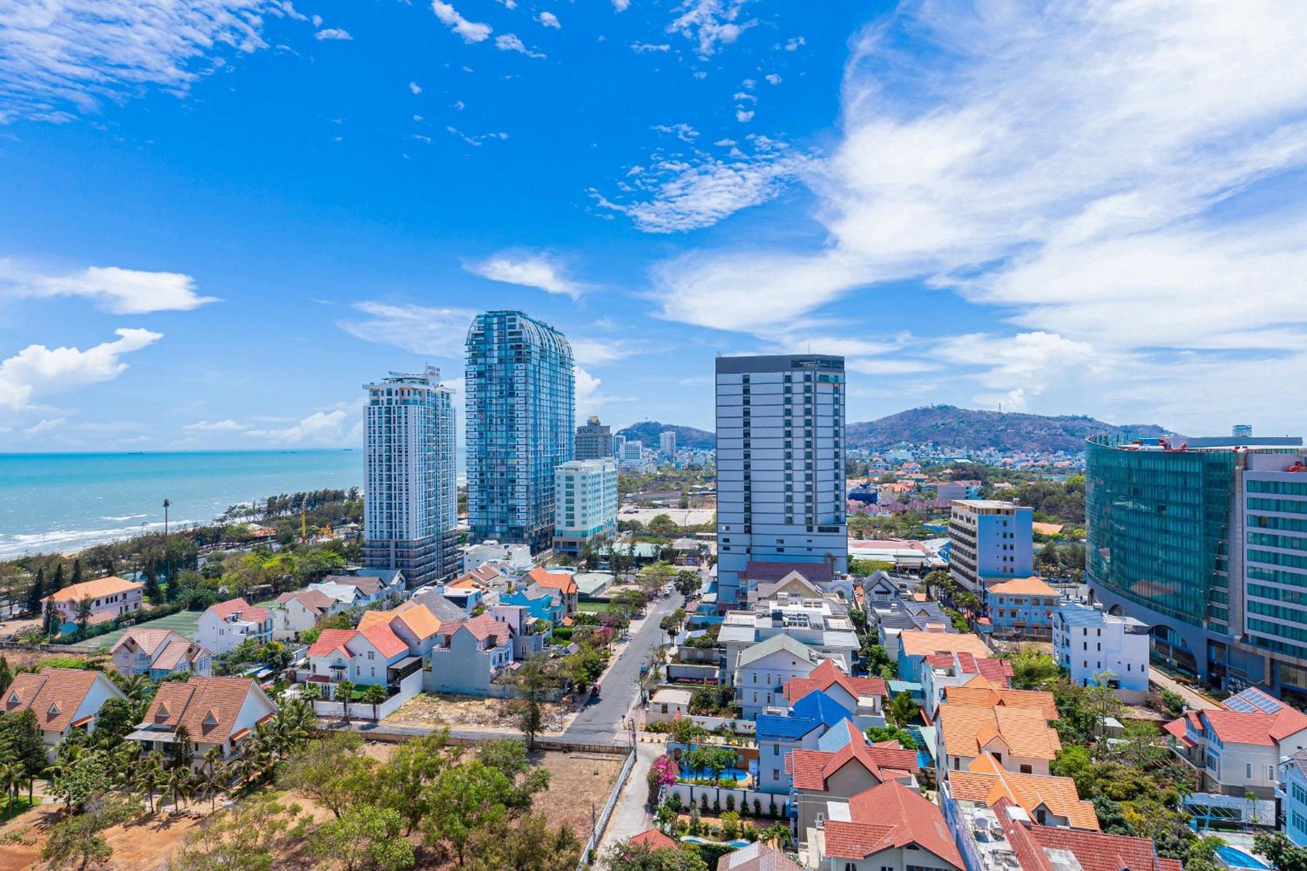 Three-Bedroom Apartment with Sea View - Photo 52