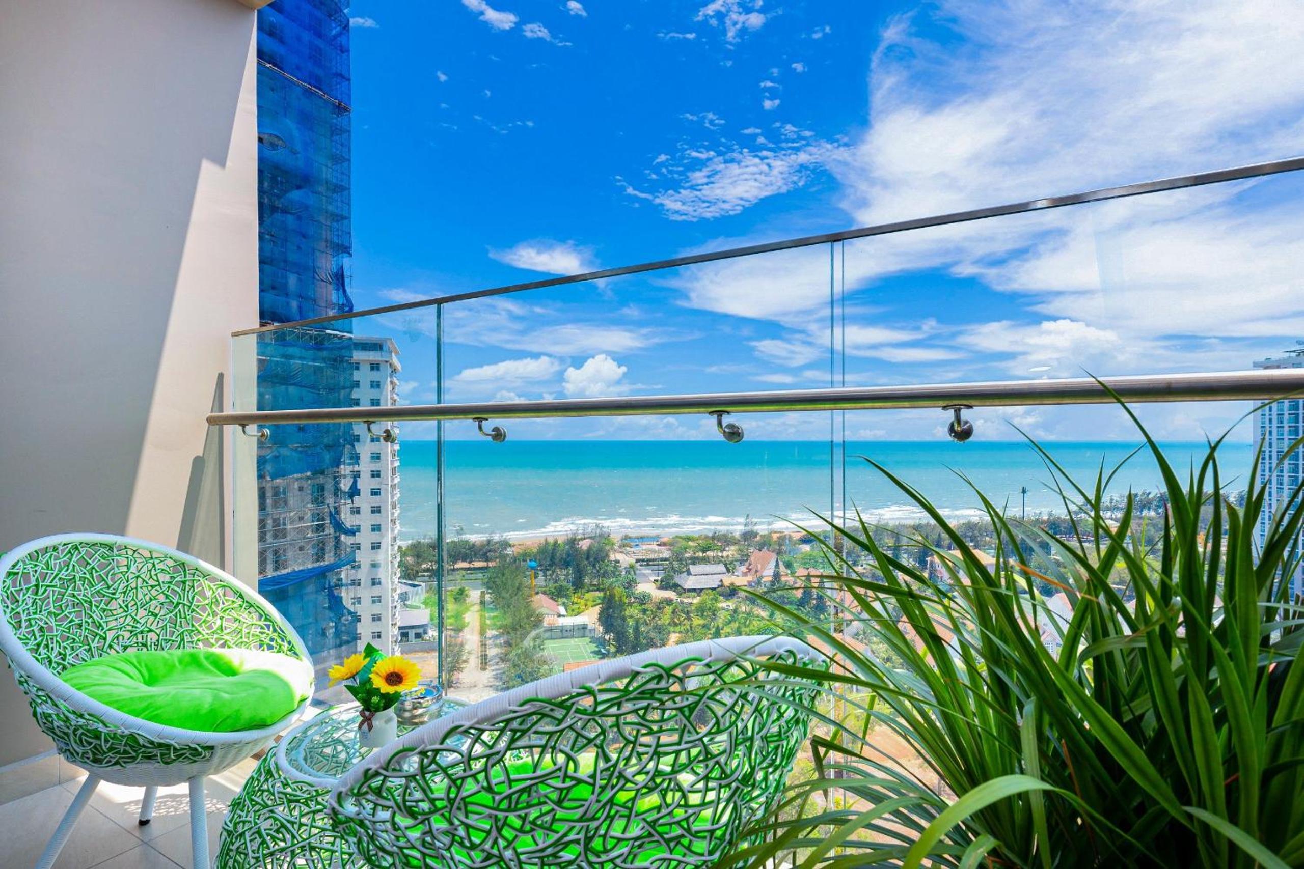Three-Bedroom Apartment with Sea View - Photo 51