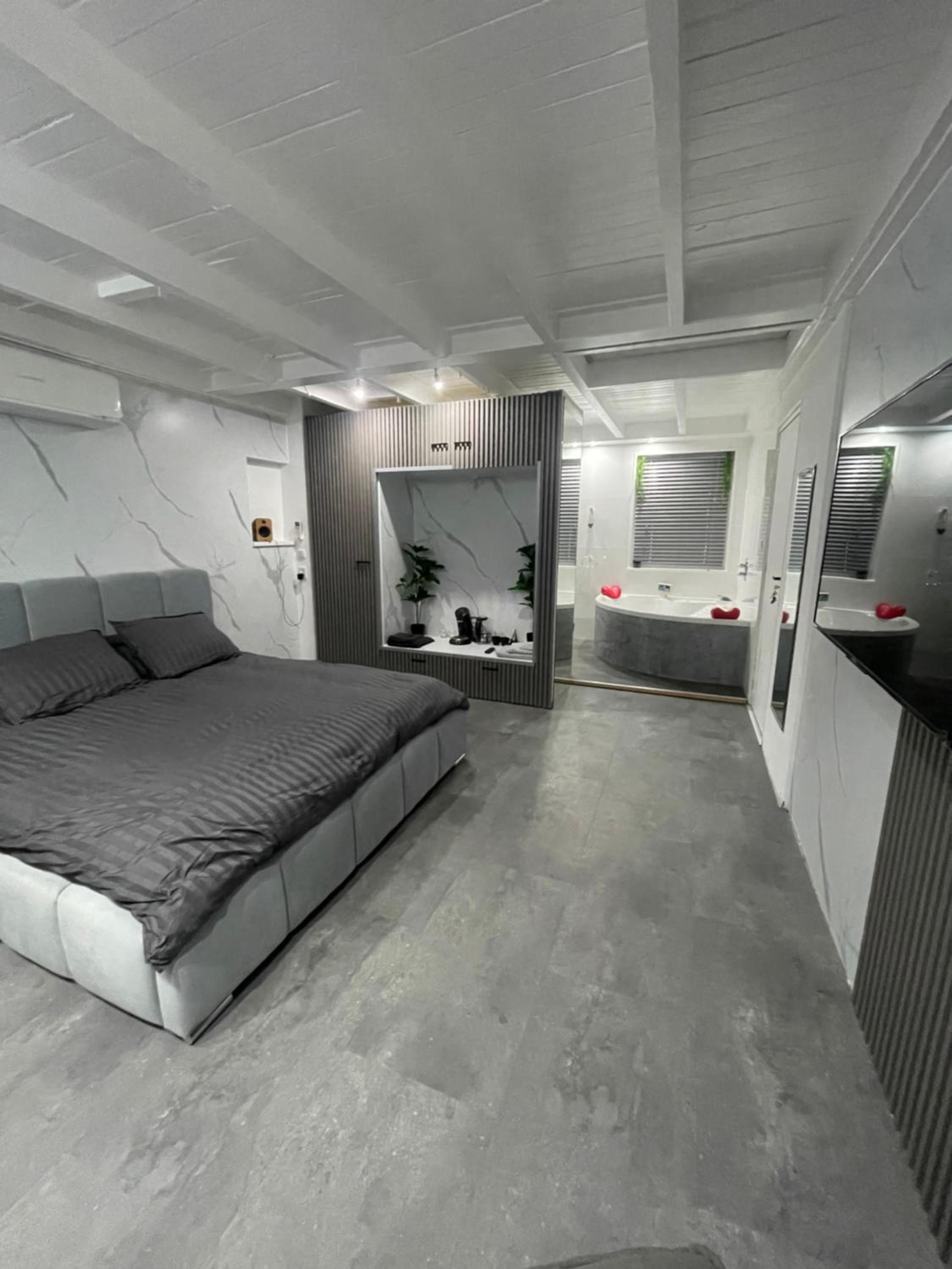 King Room with Spa Bath S2