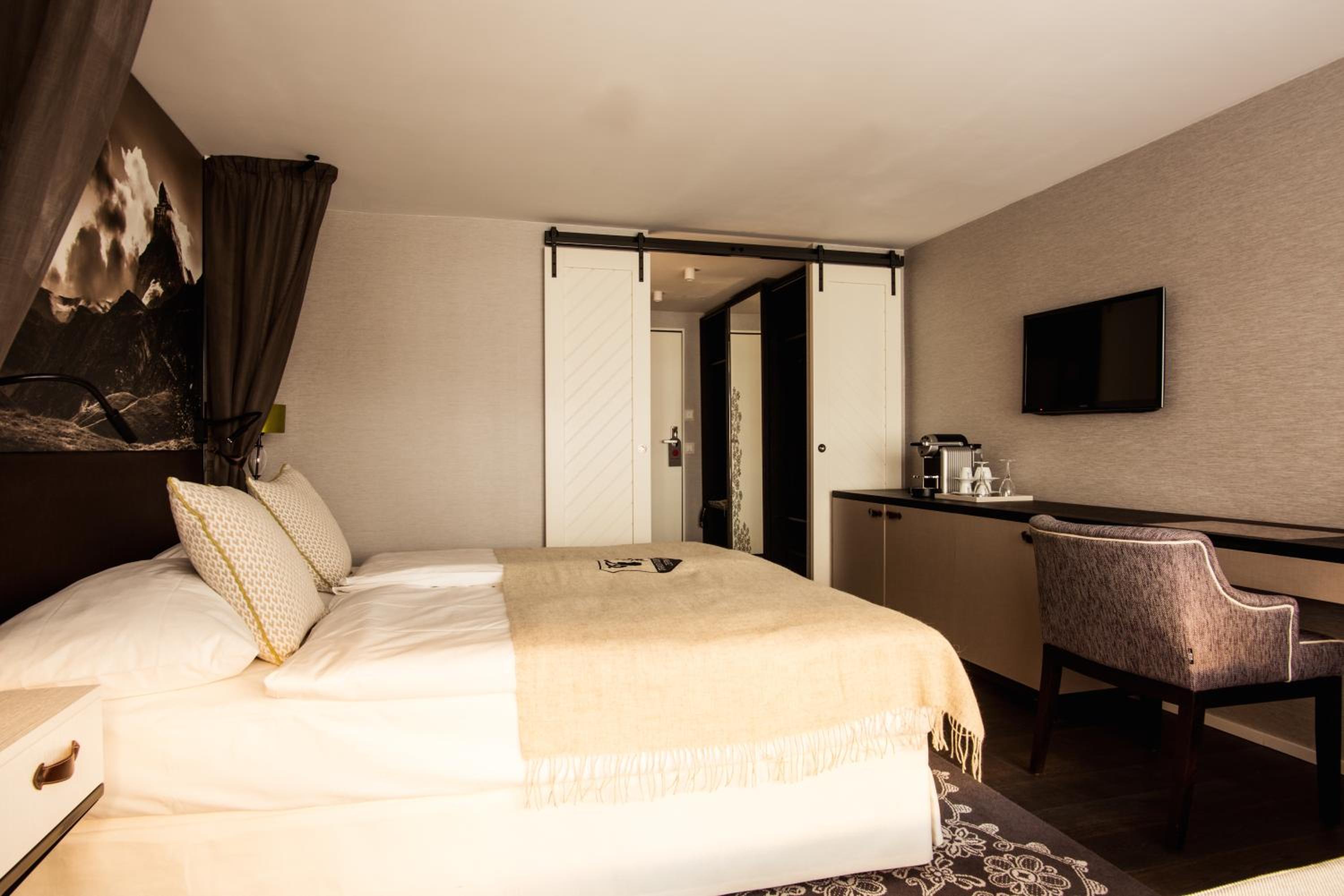 Deluxe Double Room (2 Adults) - Photo 6