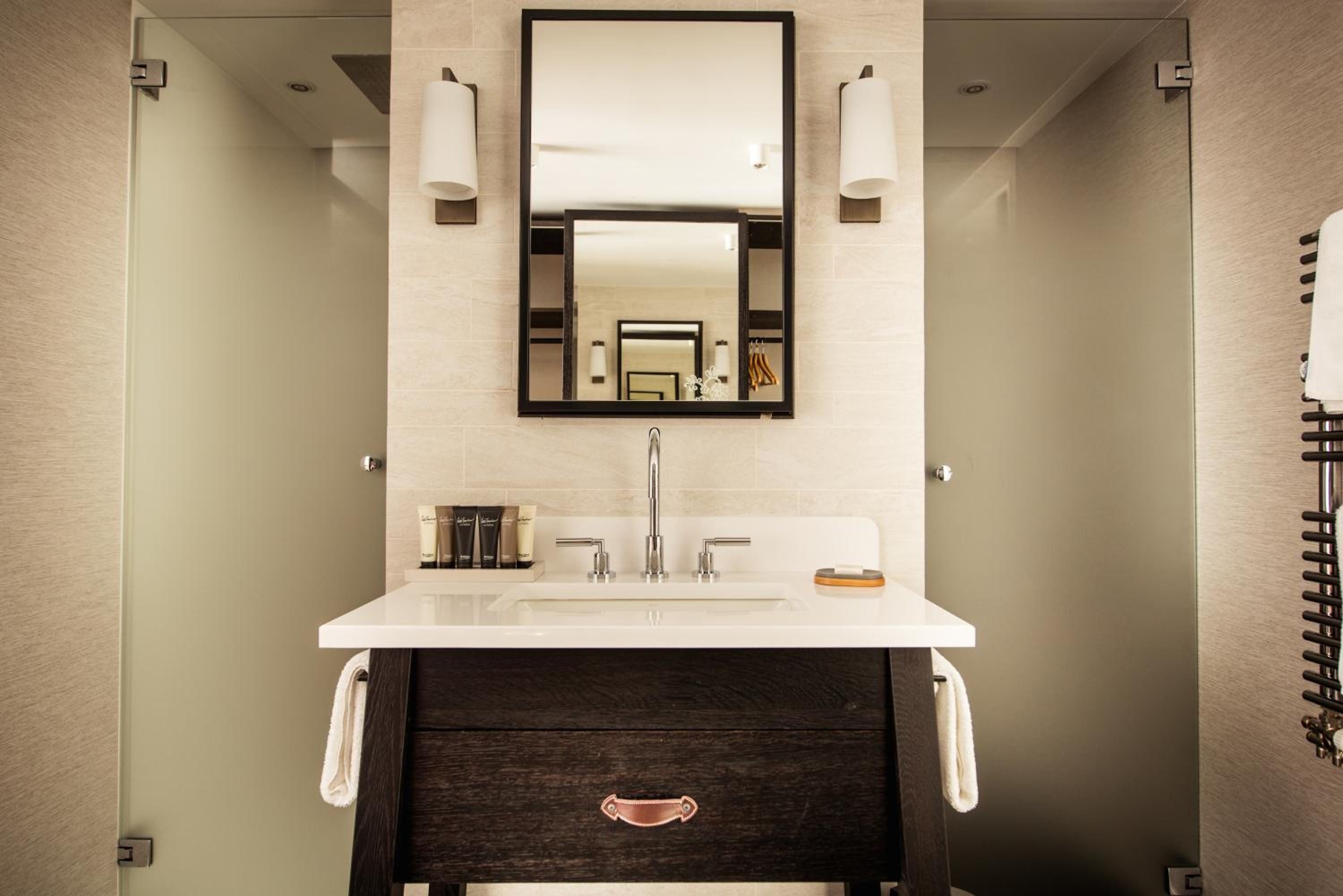 Deluxe Double Room (2 Adults) - Photo 4
