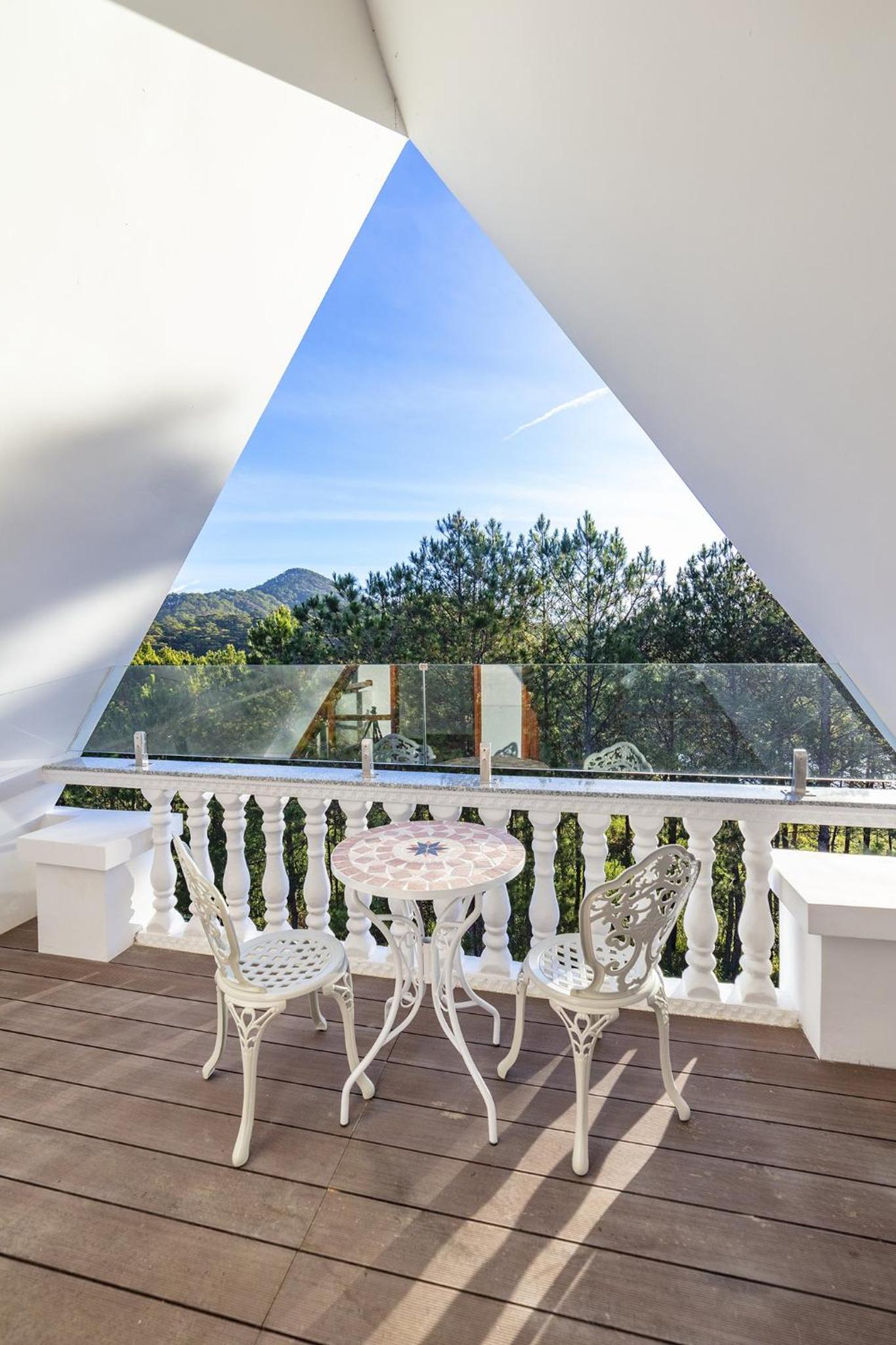 Three-Bedroom Villa with Forest View - Photo 6