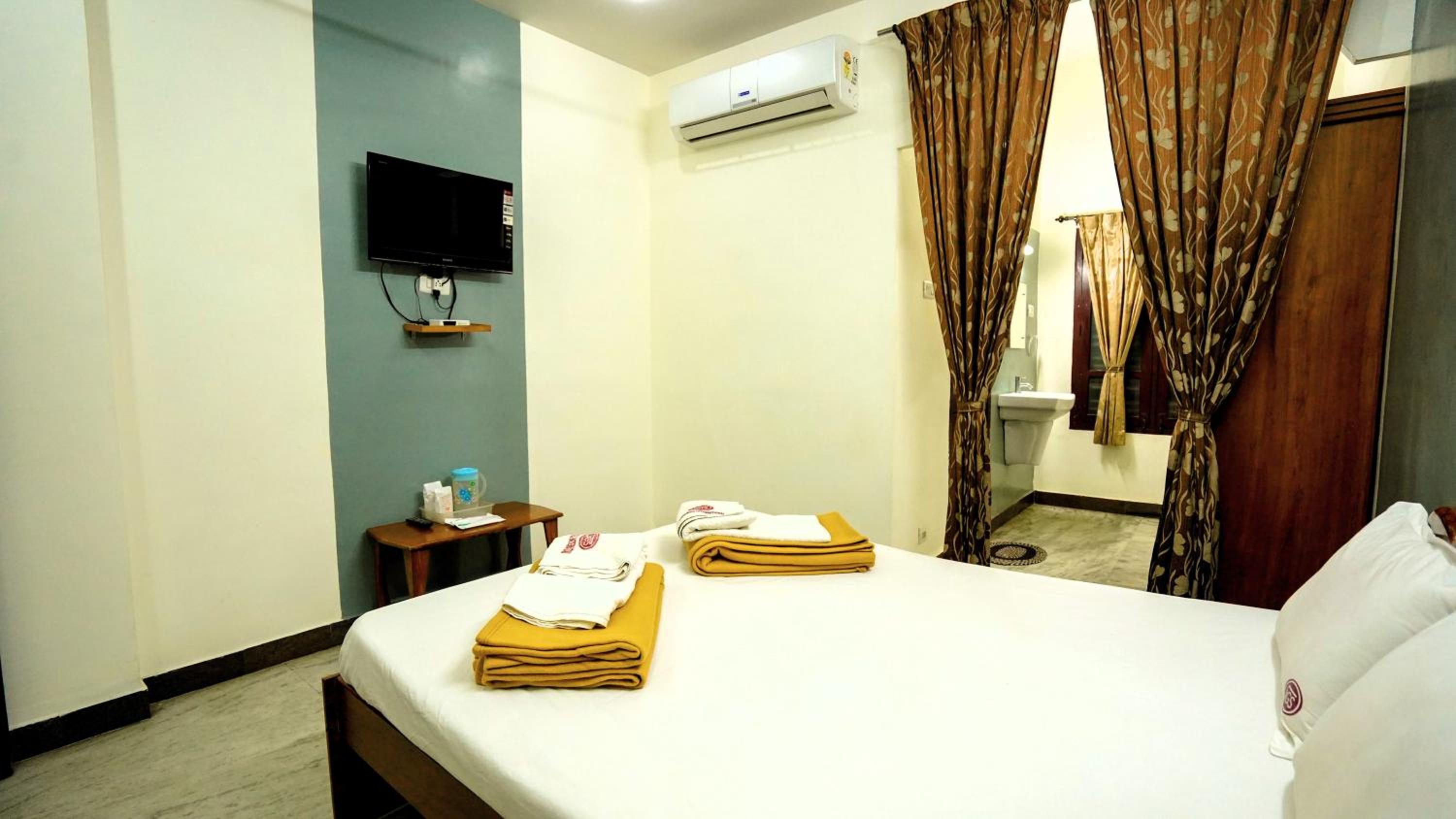 Deluxe Double Room (2 Adults + 1 Child) photo 3
