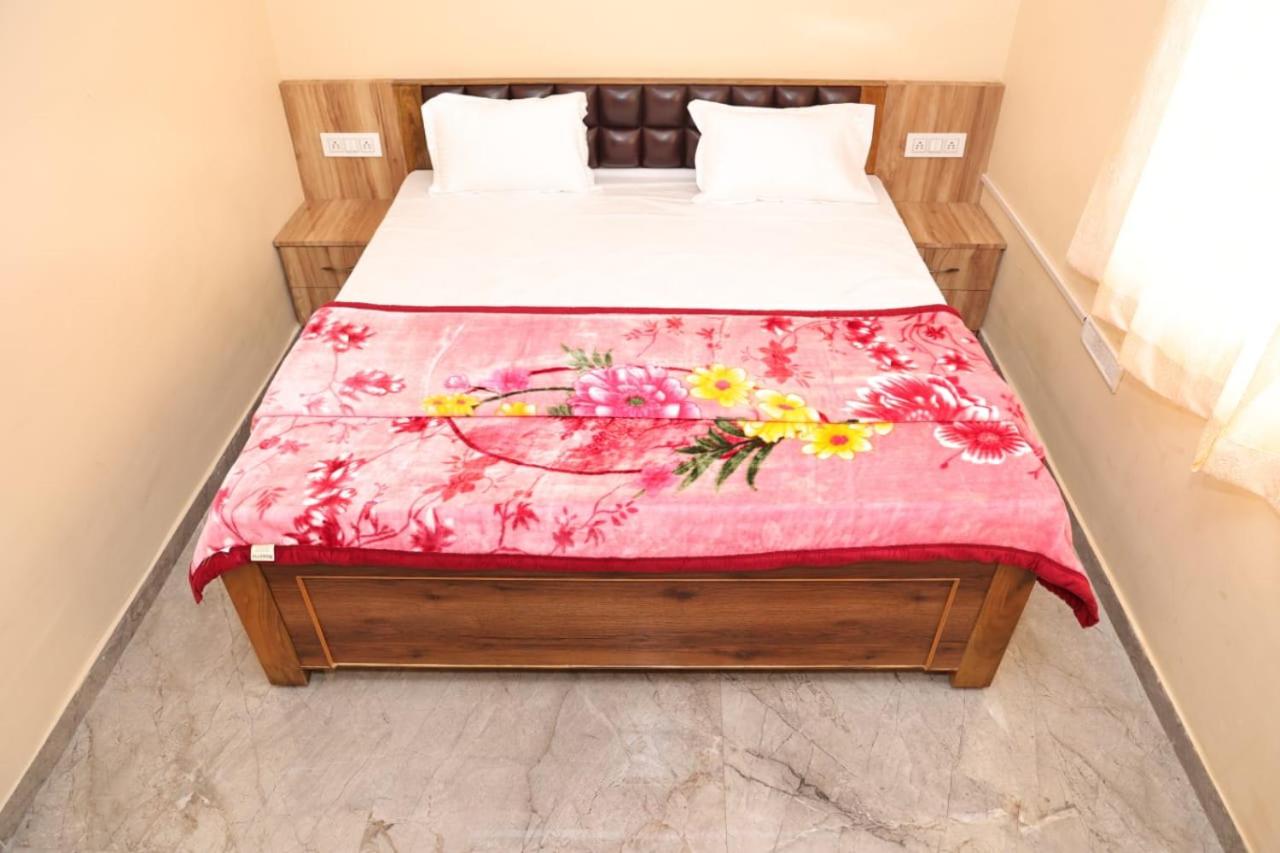Double Room with Shared Bathroom photo 3