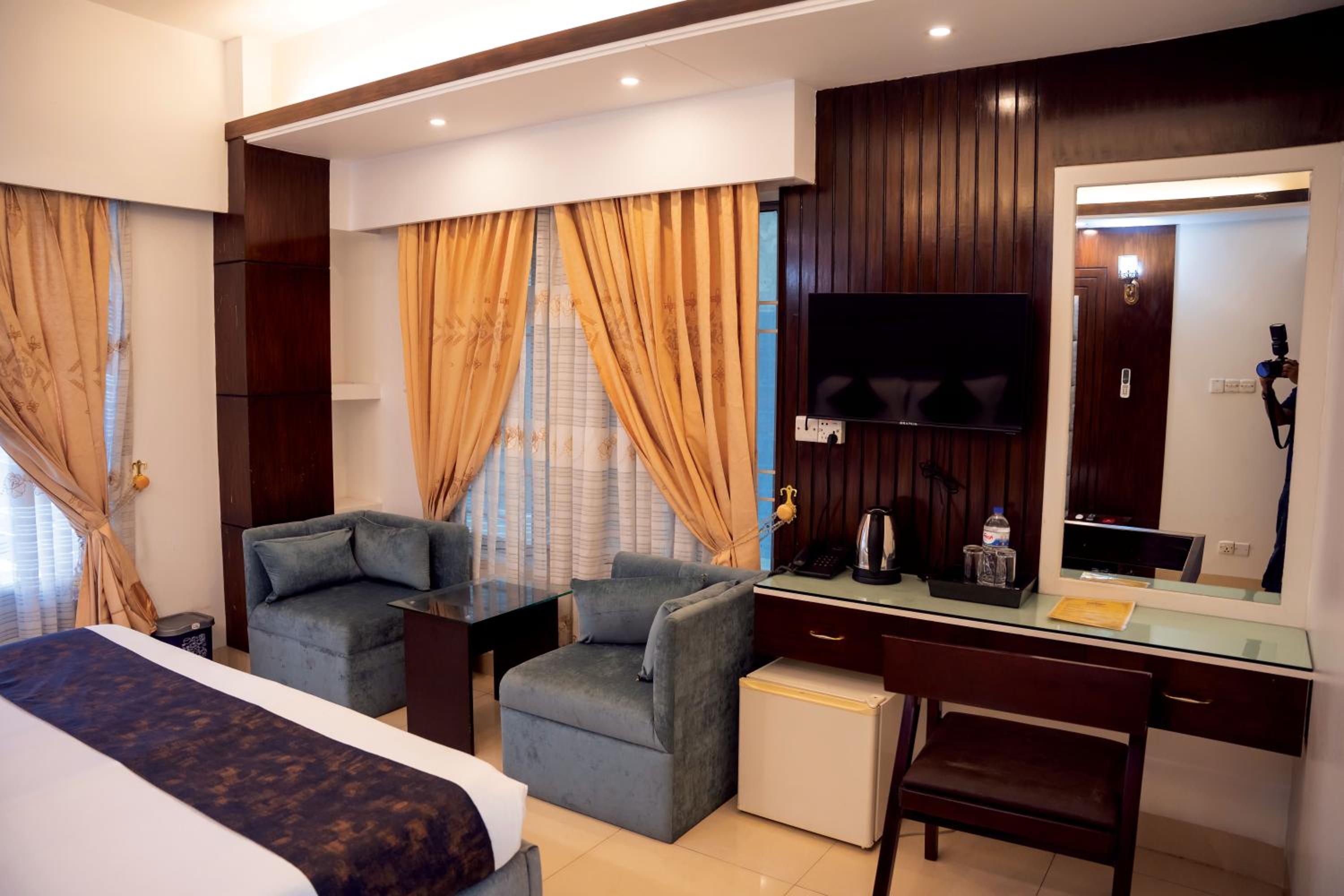 Deluxe King Room photo 2